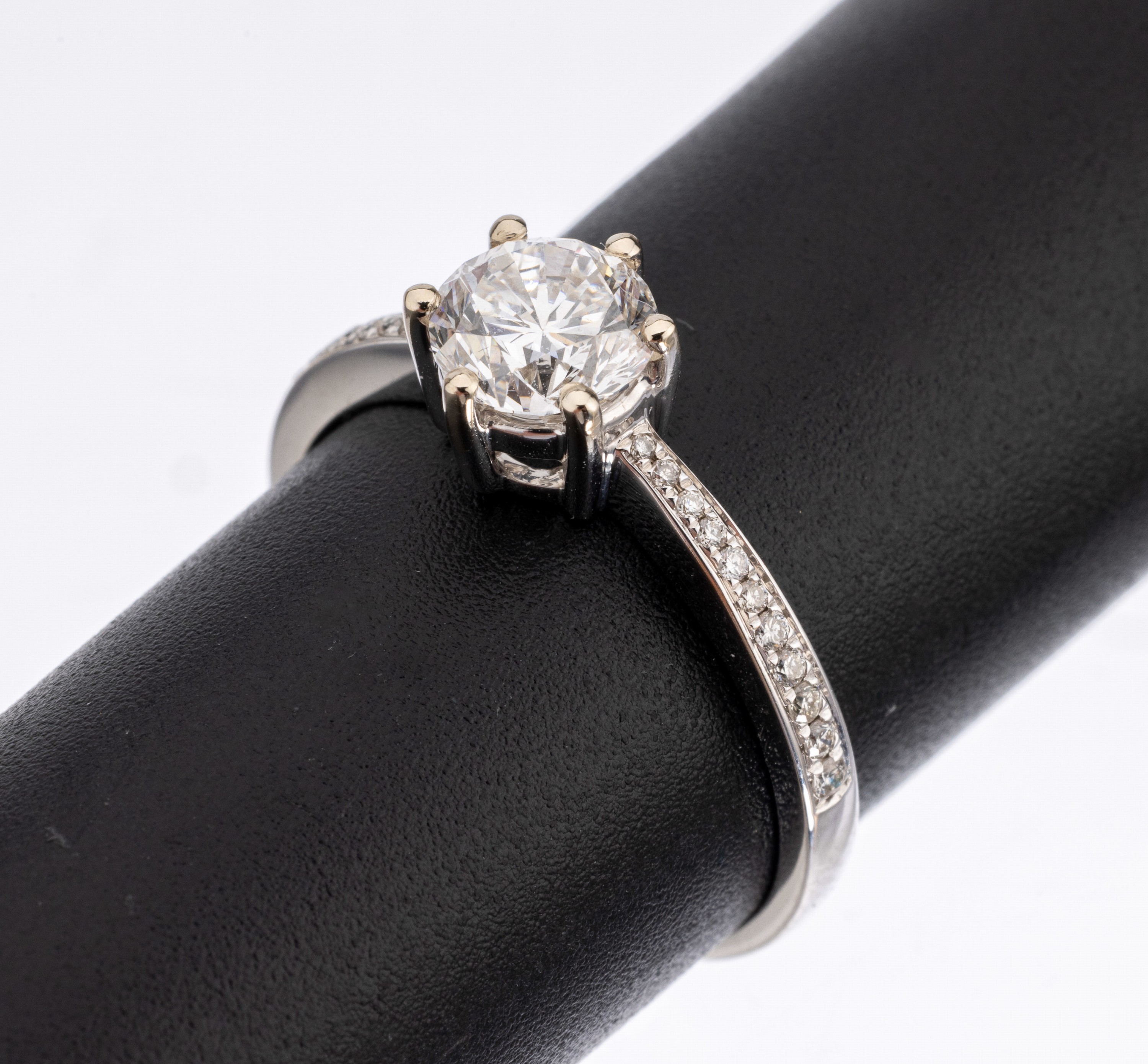 18 kt Gold Brillant-Ring, WG 750/000, mittig Brillant ca. 1.00 ct hochfeines Weiß(E)/vvs2, Ringschultern mit 22 Brillanten zus. ca. 0.12 ct feines ...
