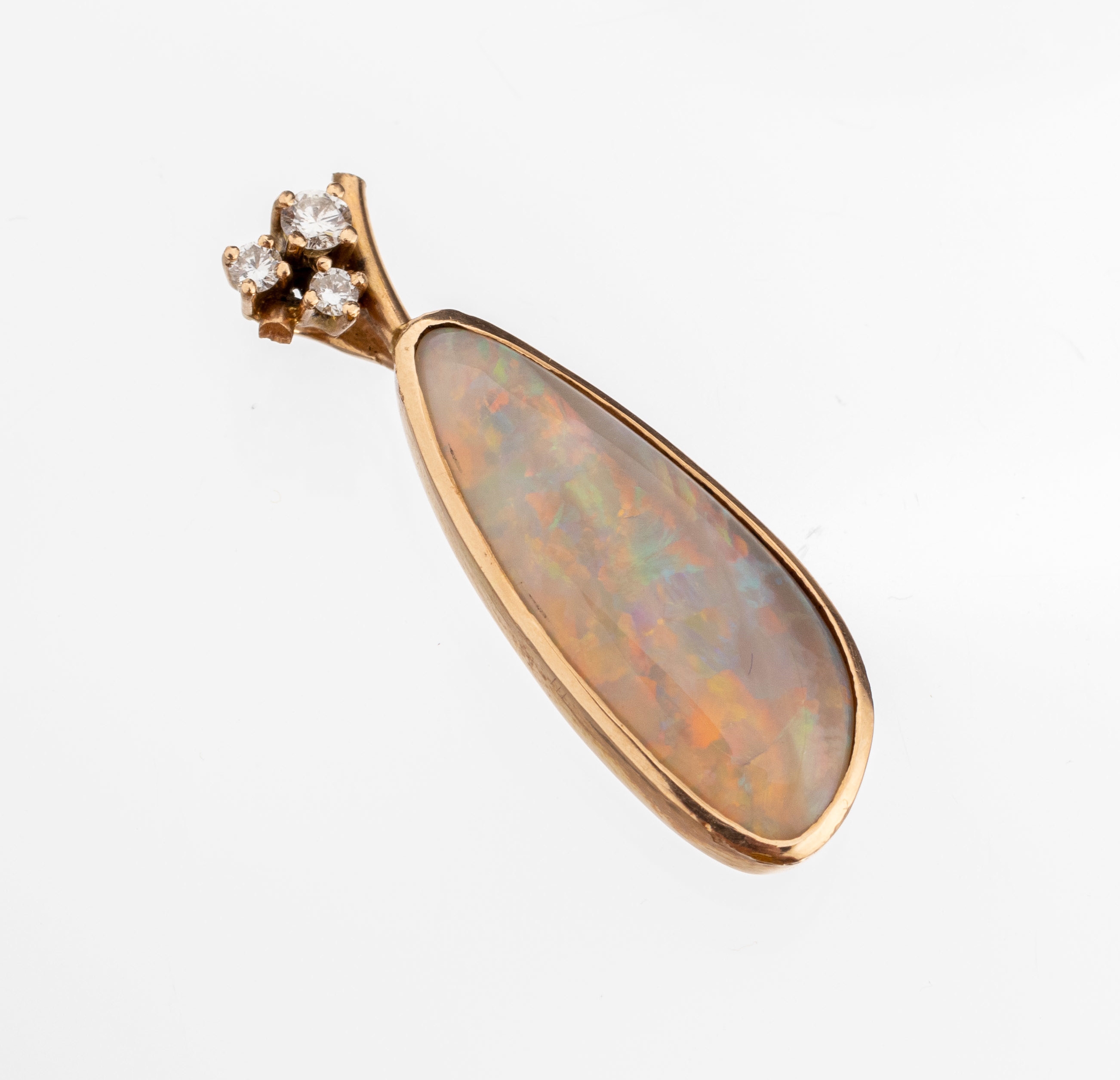 14 kt Gold Opal-Brillant-Anhänger, GG 585/000, länglicher Opal-Cabochon ca. 2.50 ct,Farbspiel in blau, grün und rot, 3 Brillanten zus. ca. 0.12 ...