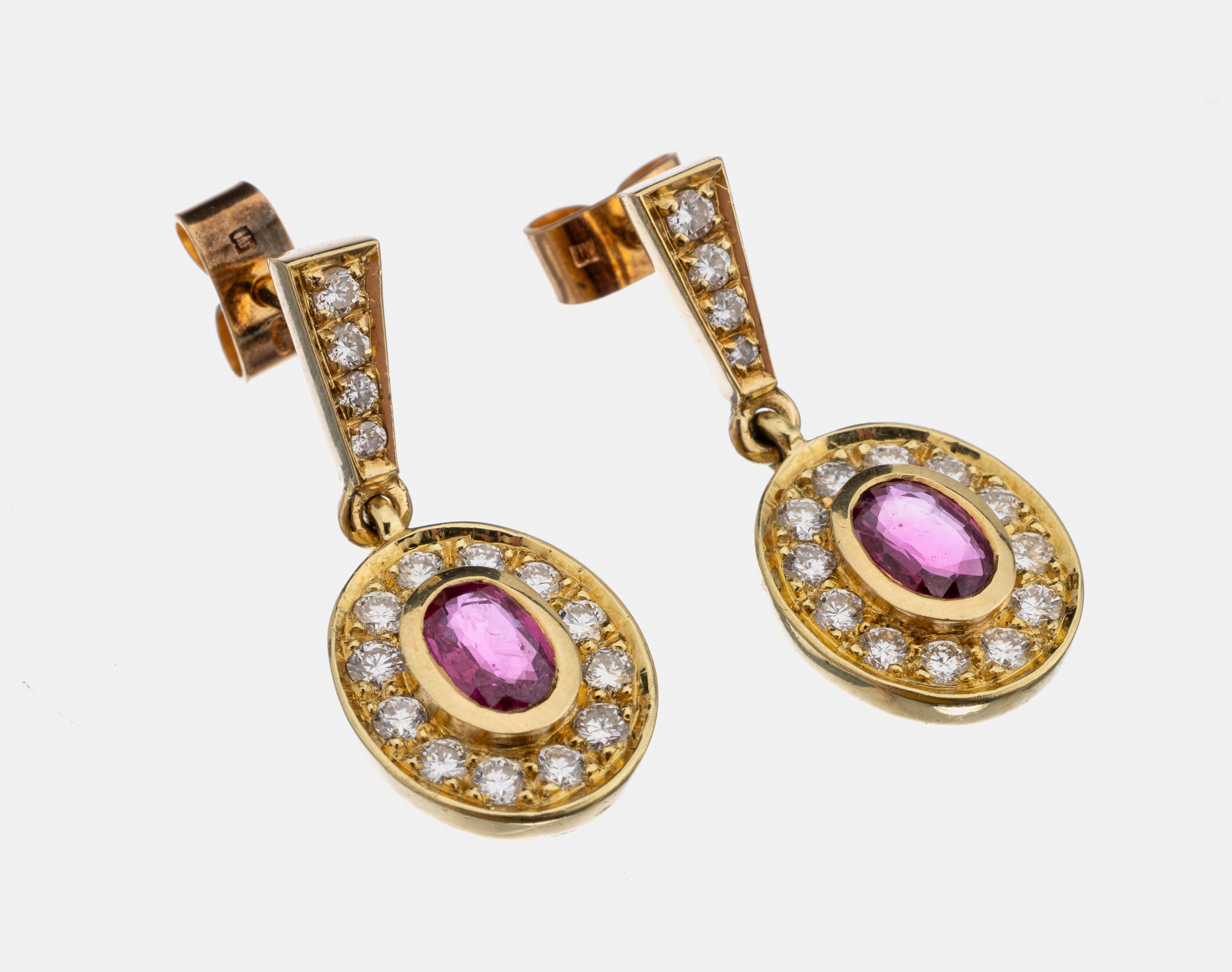 Paar 14 kt Gold Rubin-Brillant-Ohrstecker, GG 585/000, 2 ovalfacett. Rubine zus. ca. 0.60 ct, 32 Brillanten zus. ca. 0.60 ct feines ...