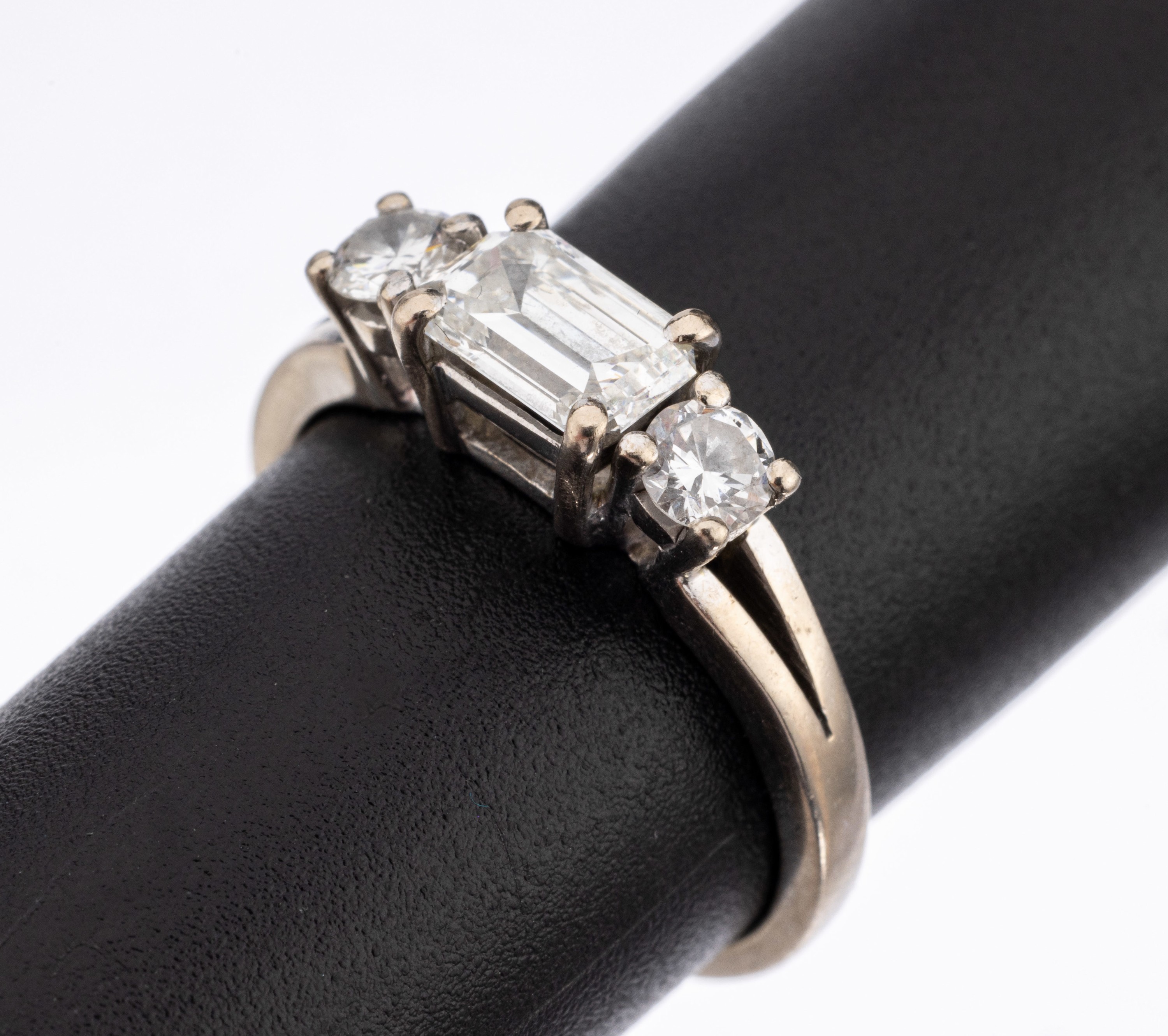 18 kt Gold Diamant-Ring, WG 750/000, mittigDiamantbaguette ca. 0.60 ct Weiß/si, seitl. 2 Brillanten zus. ca. 0.30 ct feines Weiß -Weiß/vs-si, RW ...