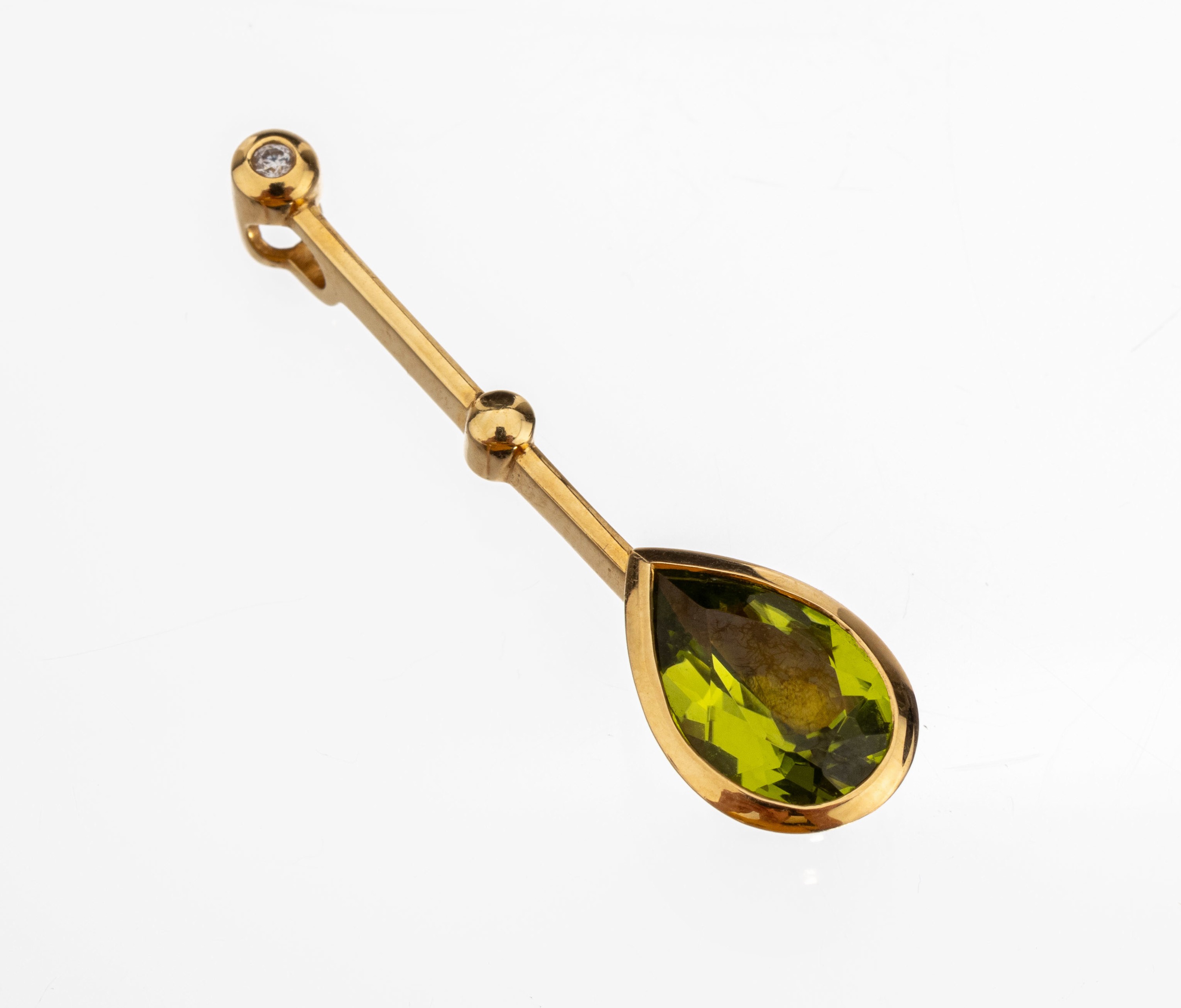 18 kt Gold Peridot-Brillant-Anhänger, GG 750/000, länglich, facett. Peridot-Tropfen ca.1.50 ct, 1 Brillant ca. 0.02 ct Weiß/si, L. ca. 3.8 cm
