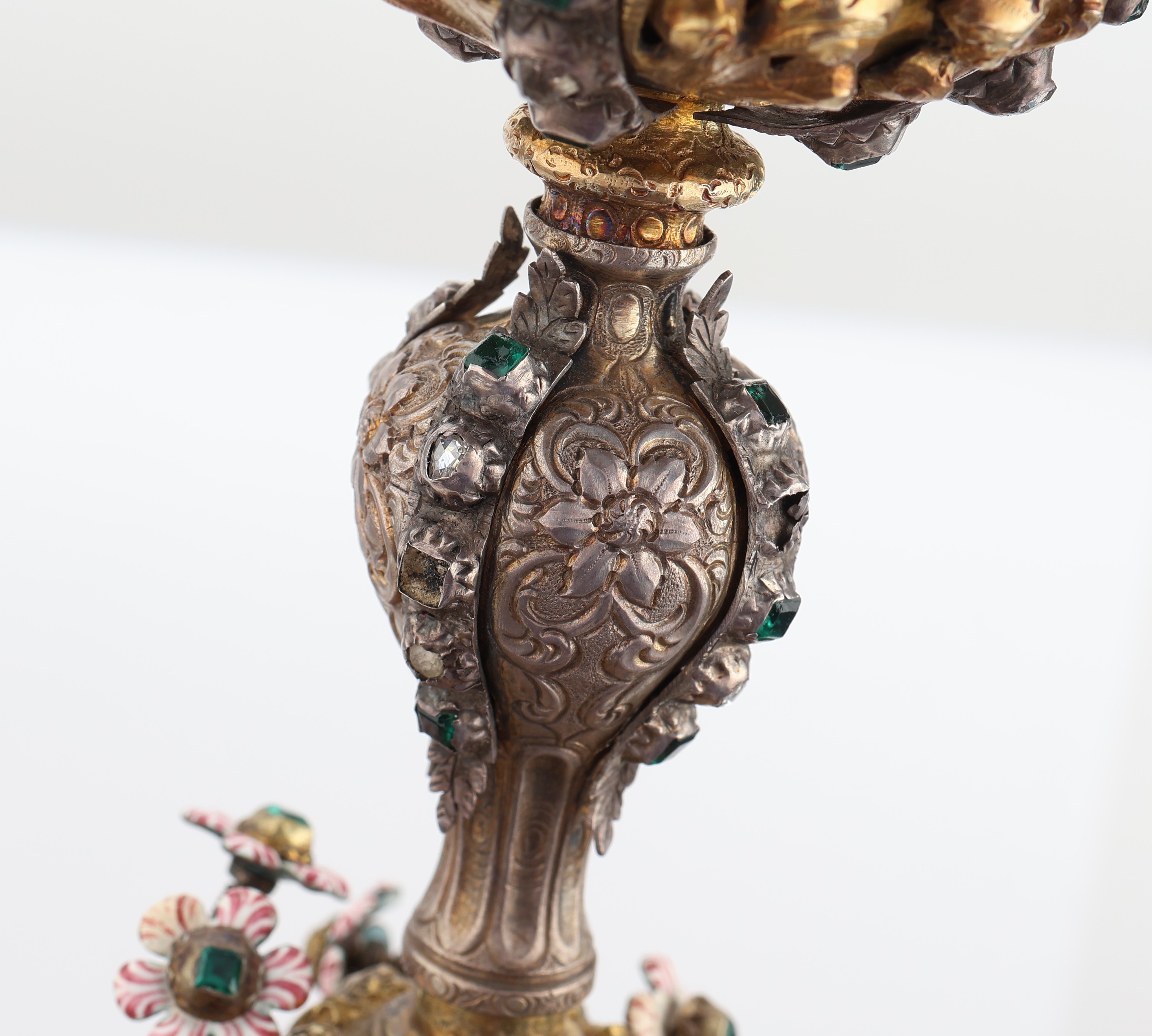 Detail a: Aussergewöhnlicher Pokal, Silber gepr., verg., Kuppa reine Treibarbeit von ca. 1700, Nodus, Fuss, Zitterblüten mit Email und Steinbesatz Arbeit ...
