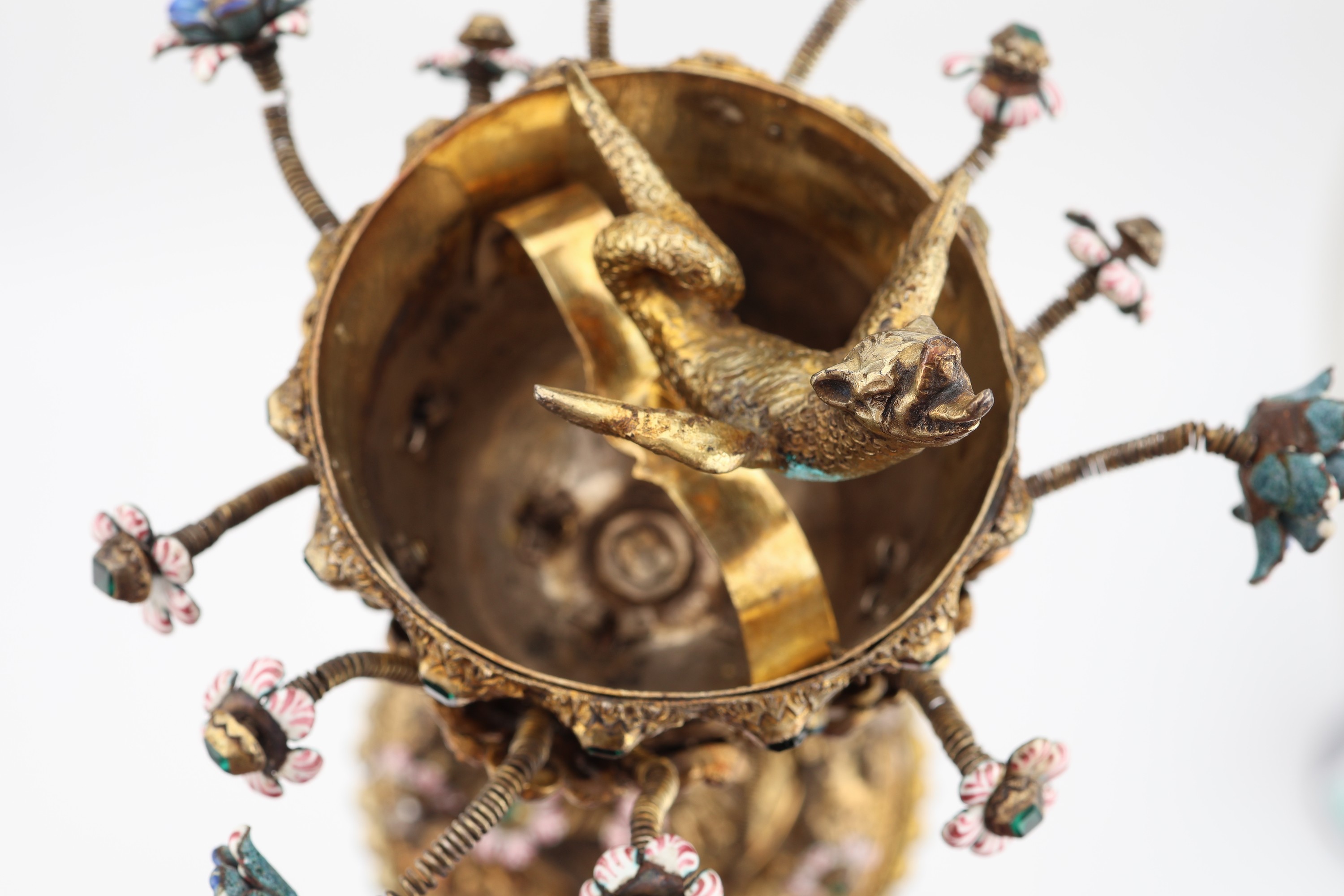 Detail b: Aussergewöhnlicher Pokal, Silber gepr., verg., Kuppa reine Treibarbeit von ca. 1700, Nodus, Fuss, Zitterblüten mit Email und Steinbesatz Arbeit ...