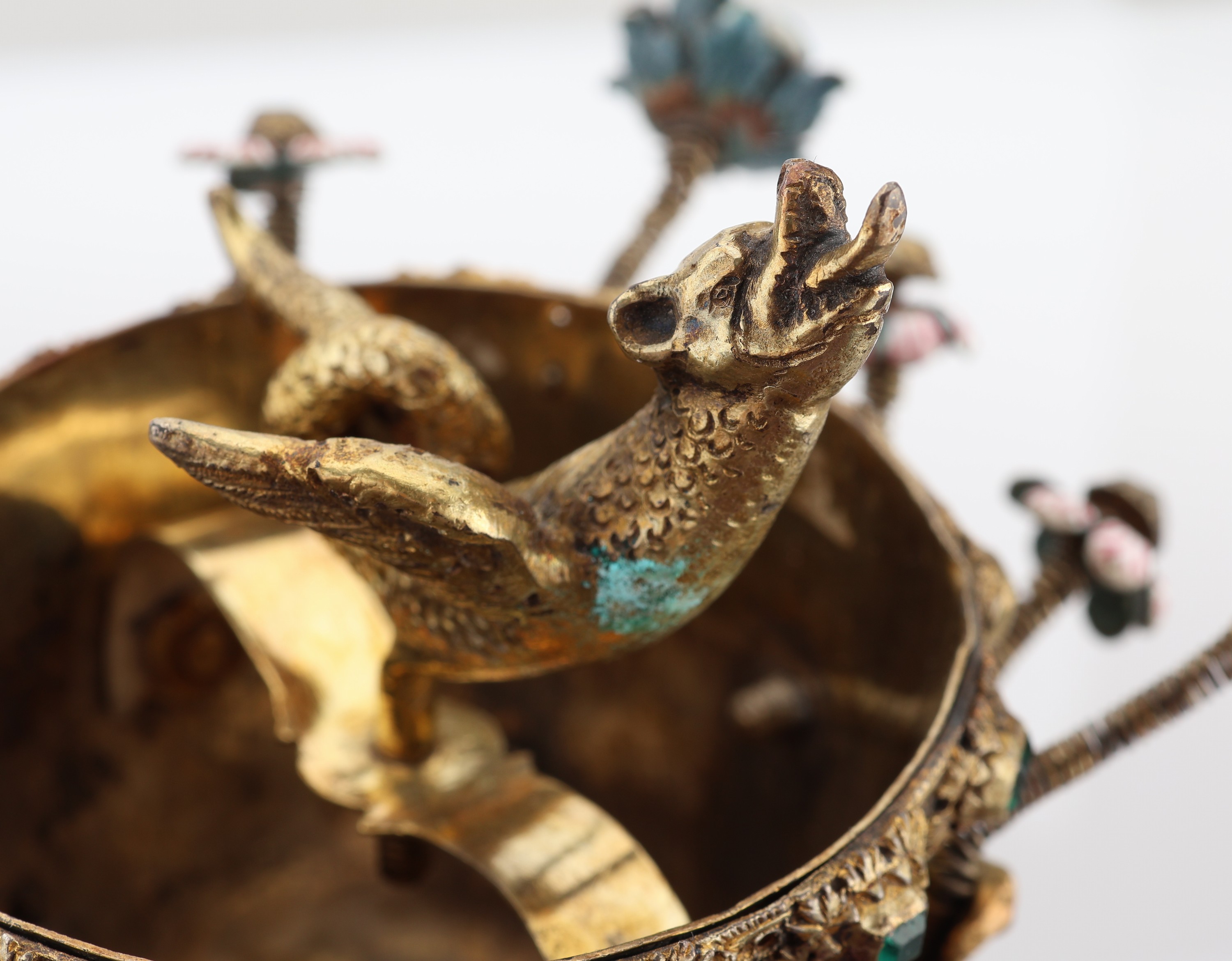 Detail c: Aussergewöhnlicher Pokal, Silber gepr., verg., Kuppa reine Treibarbeit von ca. 1700, Nodus, Fuss, Zitterblüten mit Email und Steinbesatz Arbeit ...