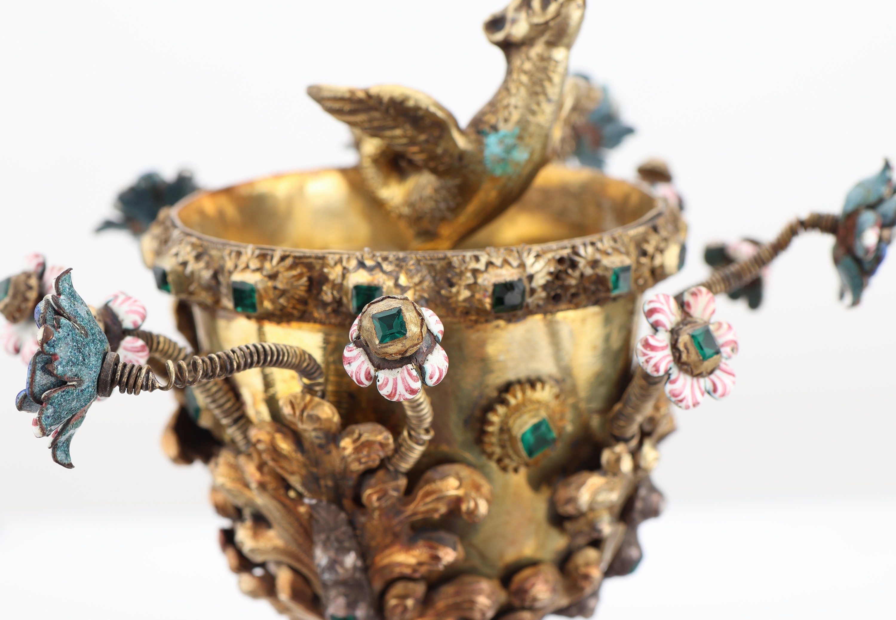 Detail d: Aussergewöhnlicher Pokal, Silber gepr., verg., Kuppa reine Treibarbeit von ca. 1700, Nodus, Fuss, Zitterblüten mit Email und Steinbesatz Arbeit ...