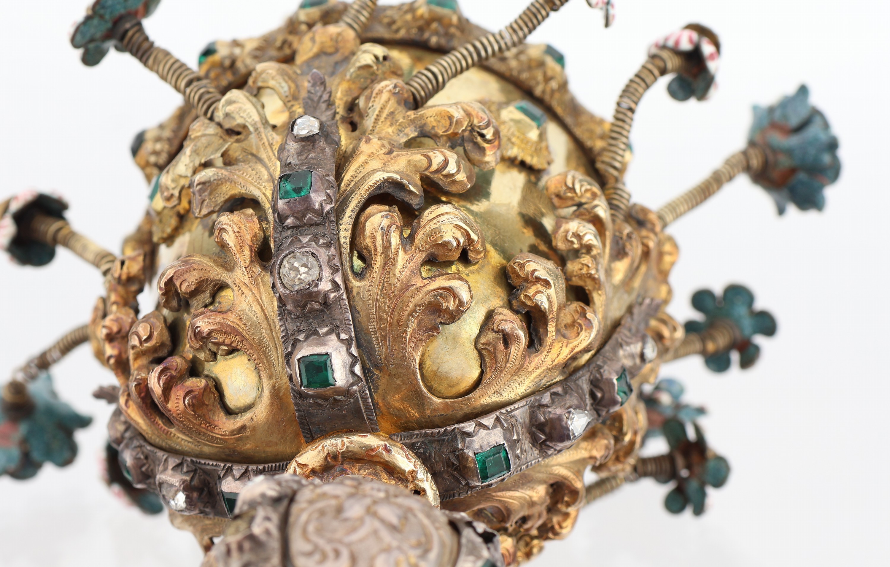 Detail e: Aussergewöhnlicher Pokal, Silber gepr., verg., Kuppa reine Treibarbeit von ca. 1700, Nodus, Fuss, Zitterblüten mit Email und Steinbesatz Arbeit ...