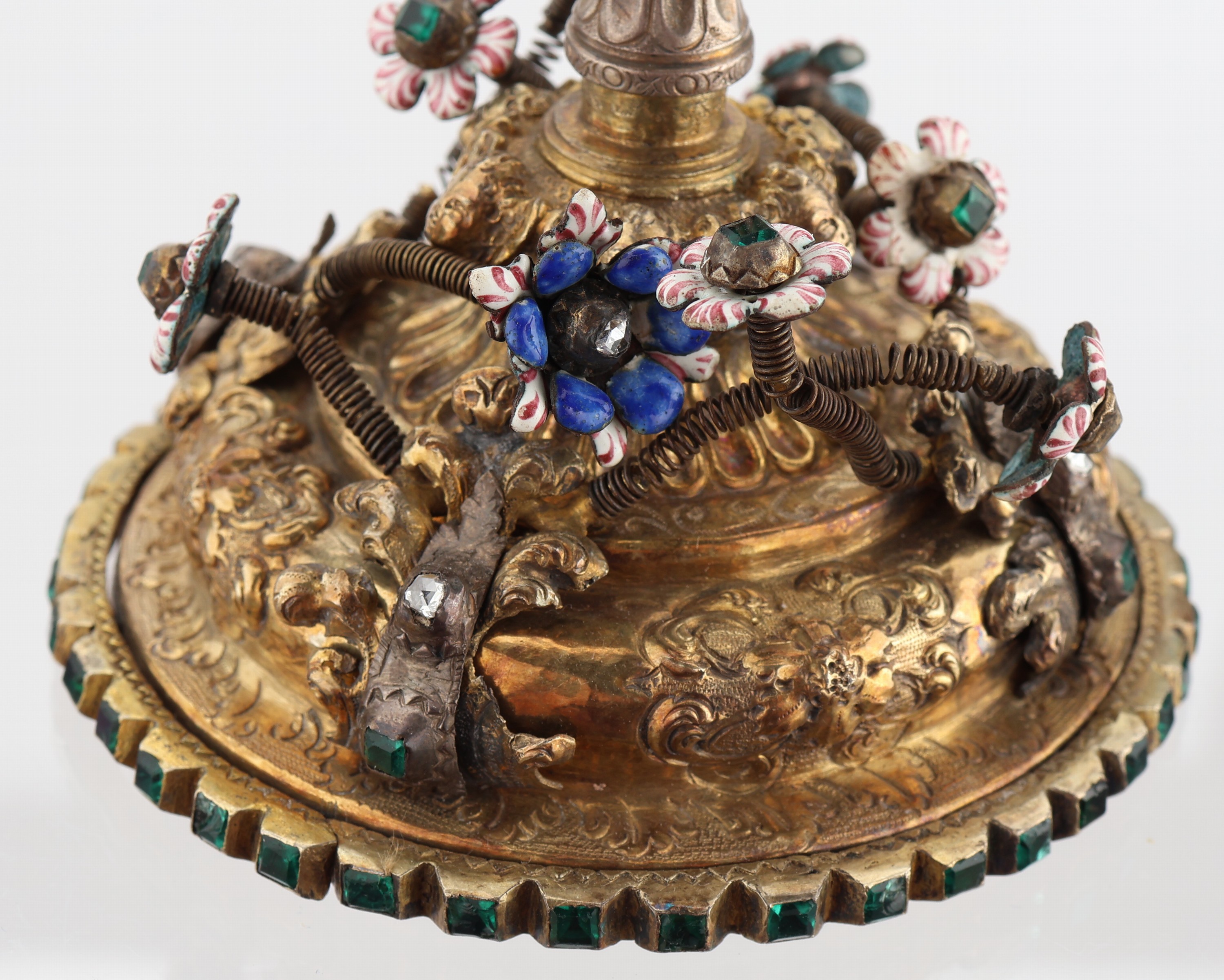 Detail g: Aussergewöhnlicher Pokal, Silber gepr., verg., Kuppa reine Treibarbeit von ca. 1700, Nodus, Fuss, Zitterblüten mit Email und Steinbesatz Arbeit ...