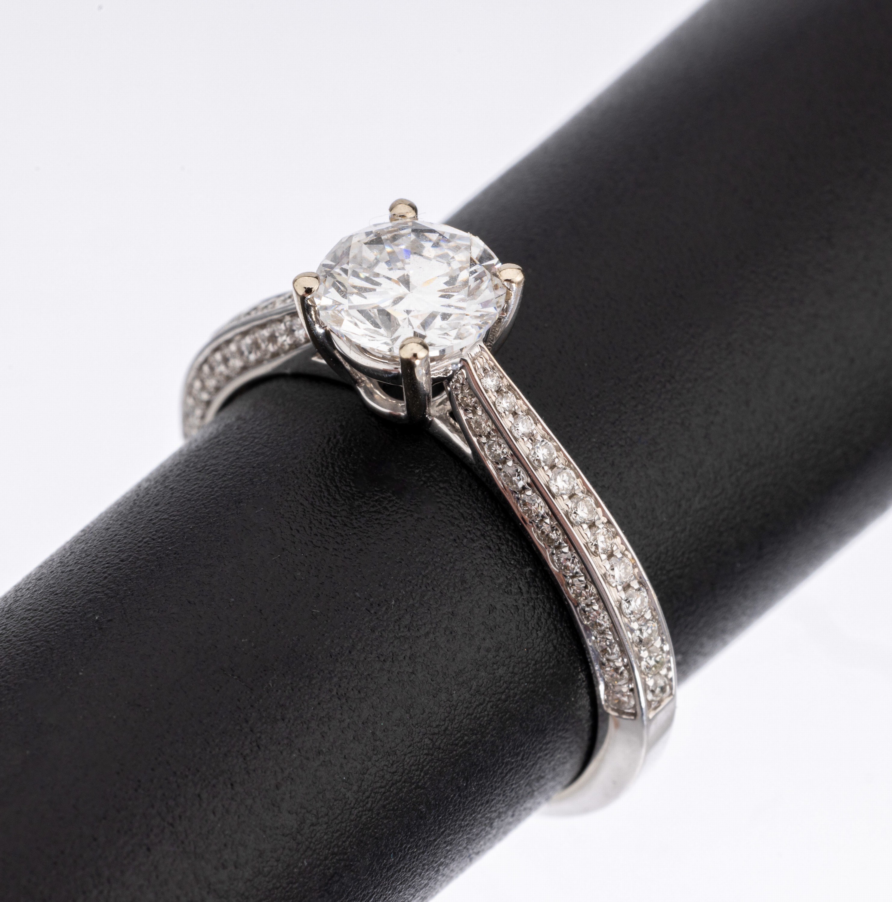 18 kt Gold Brillant-Ring, WG 750/000, mittig Brillant ca. 1.00 ct hochfeines Weiß(E)/vvs1, Ringschultern mit 72 Brillanten zus. ca. 0.36 ct feines ...