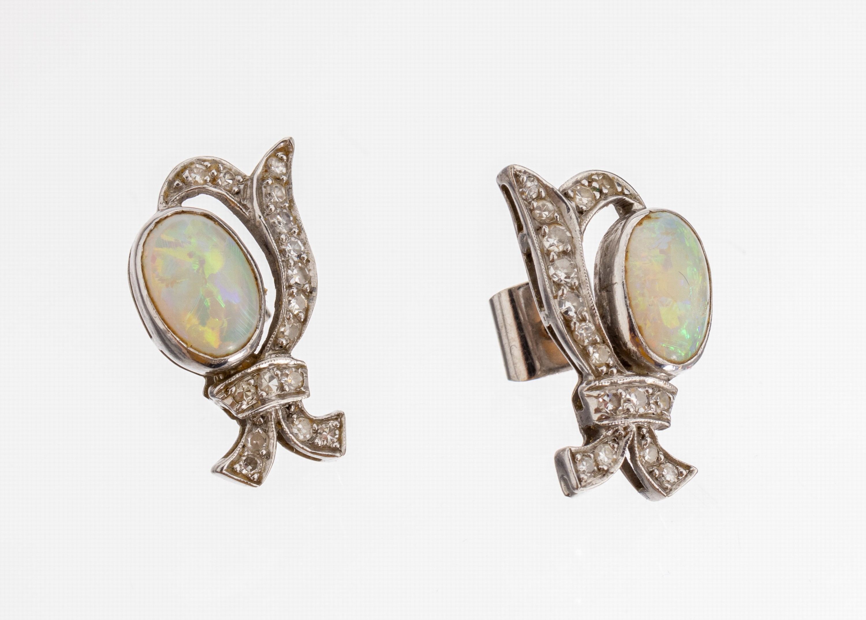 Paar 18 kt Gold Opal-Diamant-Ohrstecker, WG750/000, geschwungene Gestaltung, 2 ovale Opal-Cabochons zus. ca. 0.80 ct, 32 Brillantenzus. ca. 0.25 ct ...
