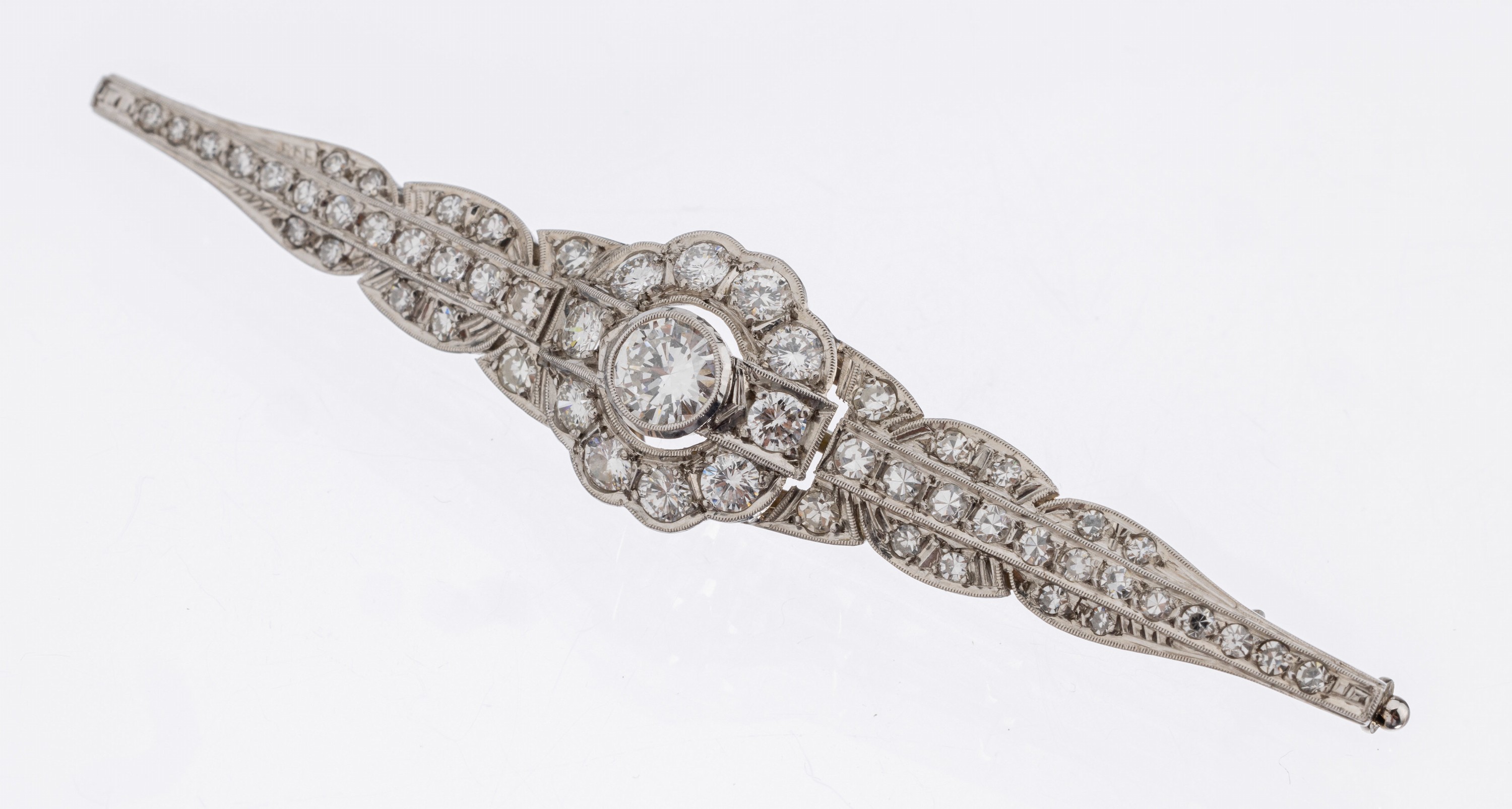 14 kt Gold Diamant-Brosche, 1930er Jahre, WG 585/000, länglich geometrisch, mittig Brillant ca. 0.45 ct feines Weiss/vs, 44 8/8- Diamanten und 10 ...