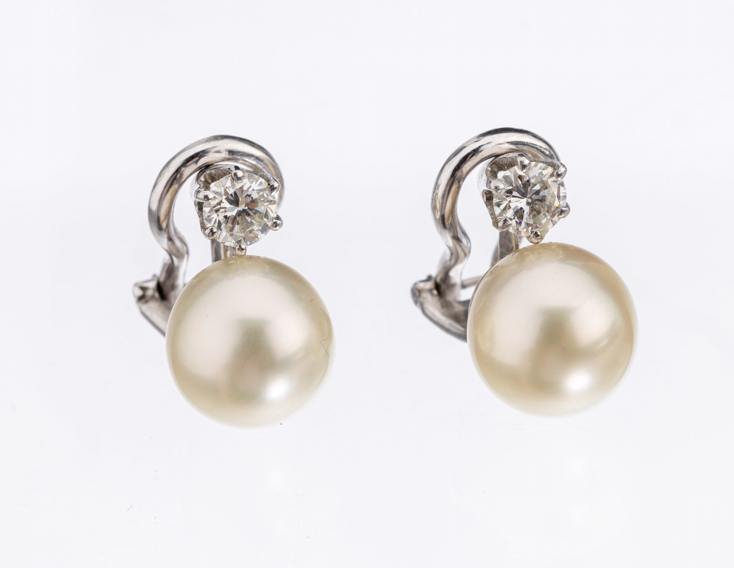 Paar 18 kt Gold Perl-Brillant-Ohrclips, WG 750/000, 2 Akoyazuchtperlen, D. ca. 9.1 mm, 2 Brillanten zus. ca. 0.55 ct Weiß- l.get.Weiß/si, ca. 7.1 g