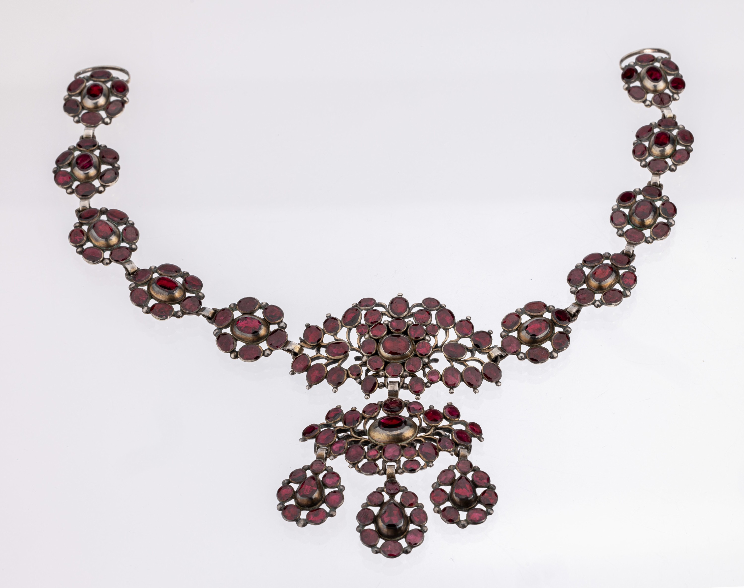 Rubin-Collier, um 1820, Silber gepr., wohl Russland, facett. Rubine zus. ca. 50,00 ct, Fassungen verbödet, Steine foliert, L. ca. 32 cm, keine ...