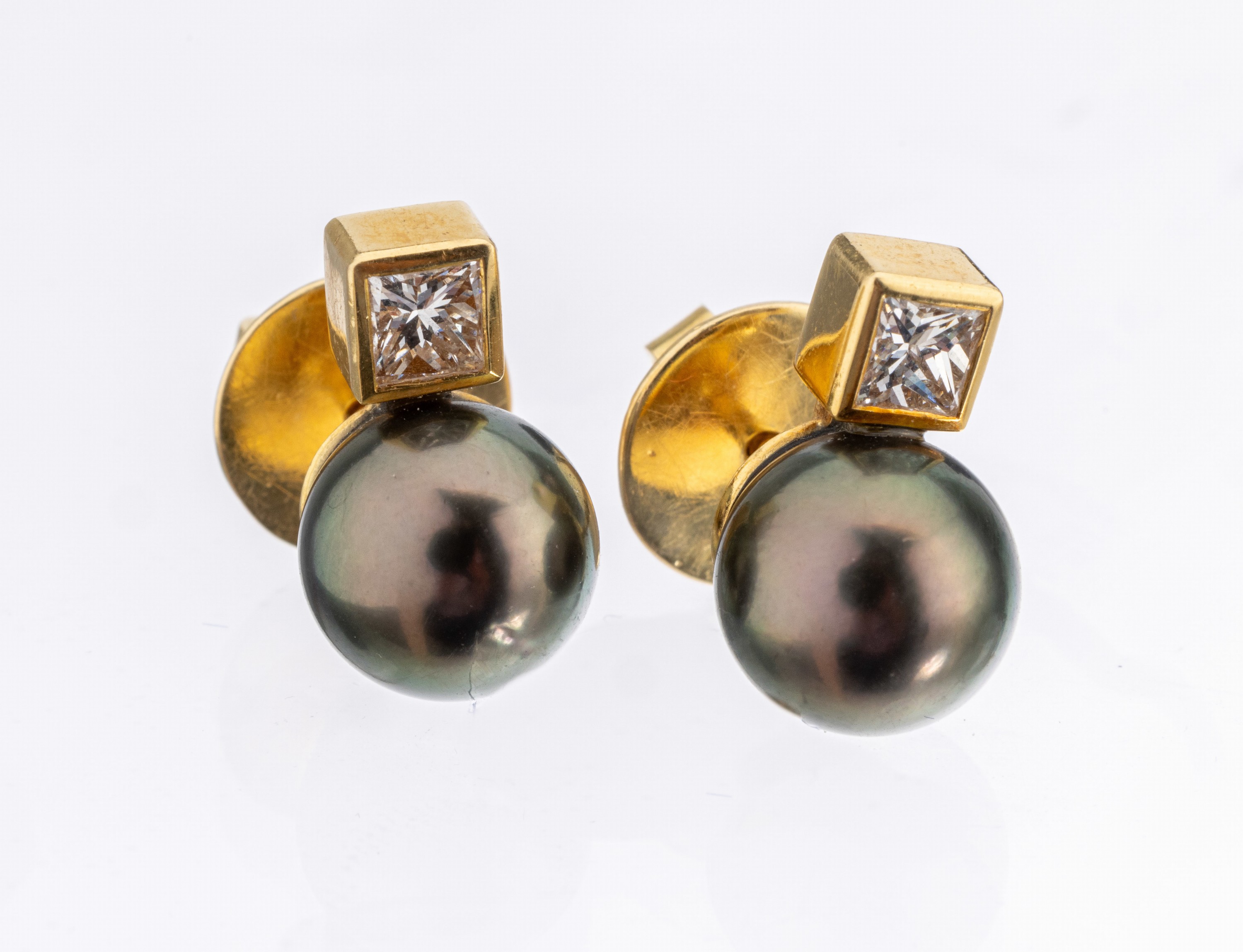Paar 18 kt Gold Perl-Diamant-Ohrstecker, GG750/000, 2 Tahitizuchtperlen, D. ca. 8.4 mm, 2Princess Cut Diamanten zus. ca. 0.50 ct Weiß/si, ca. 5.9 g