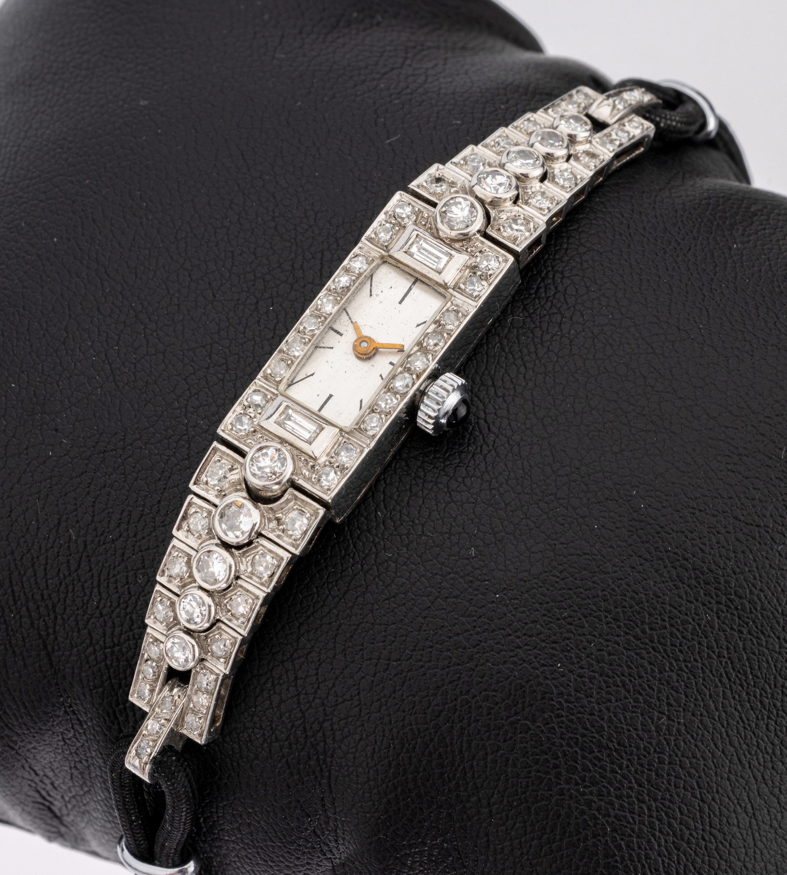 Platin Art Deco Diamant-Damenarmbanduhr, um 1925, Gehäuse geometrisch, 66 Altschliffdiamanten und 8/8-Diamanten zus. ca.2.50 ct Weiß/si, ...