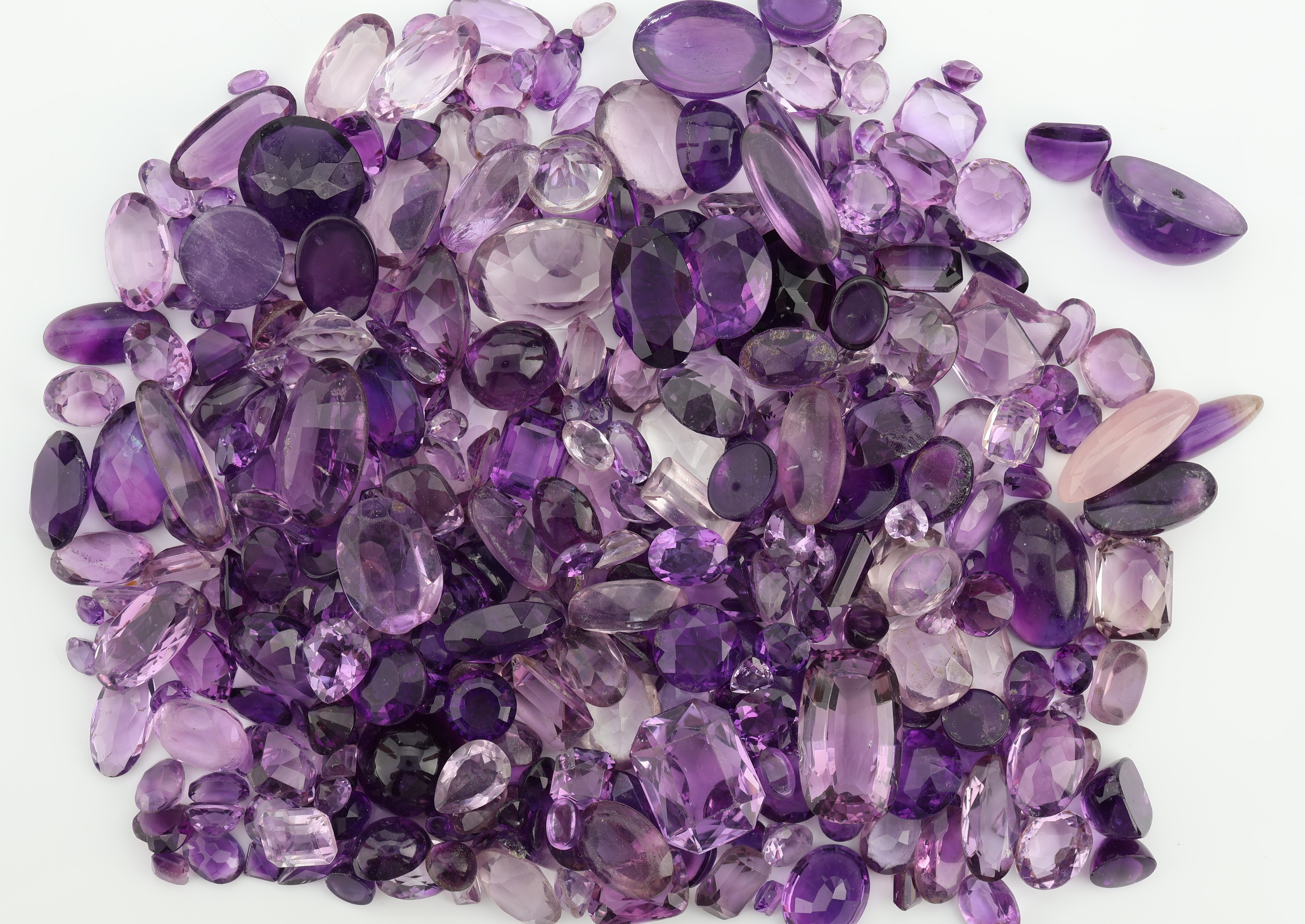 Lot lose Amethyste zus. 744.0 ct, versch. Schliffformen