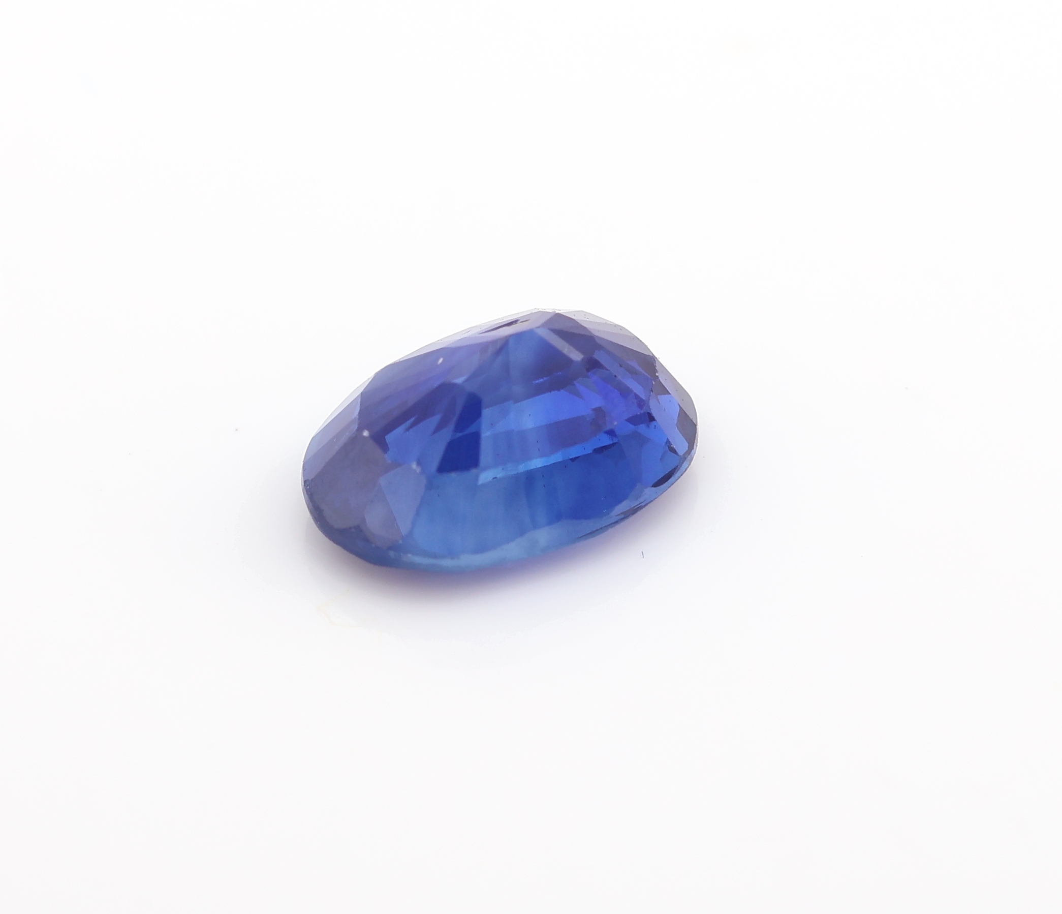 Detail b: Loser ovalfacett. Saphir 1.44 ct, ca. 7 x 5 x 3 mm, gute Farbe