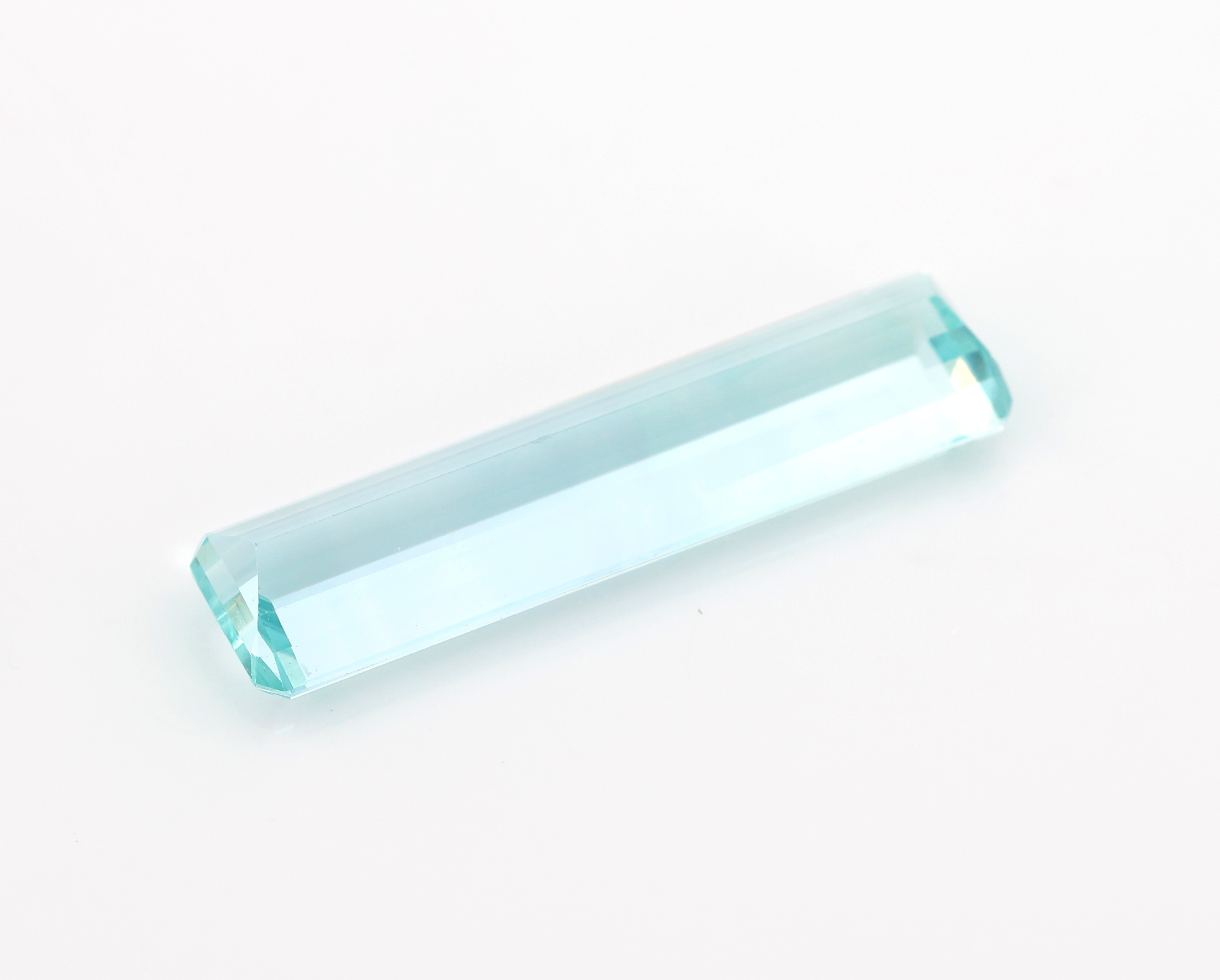 Detail b: Loser Aquamarin-Stab 7.73 ct, facett., ca. 26 x 7 x 5 mm