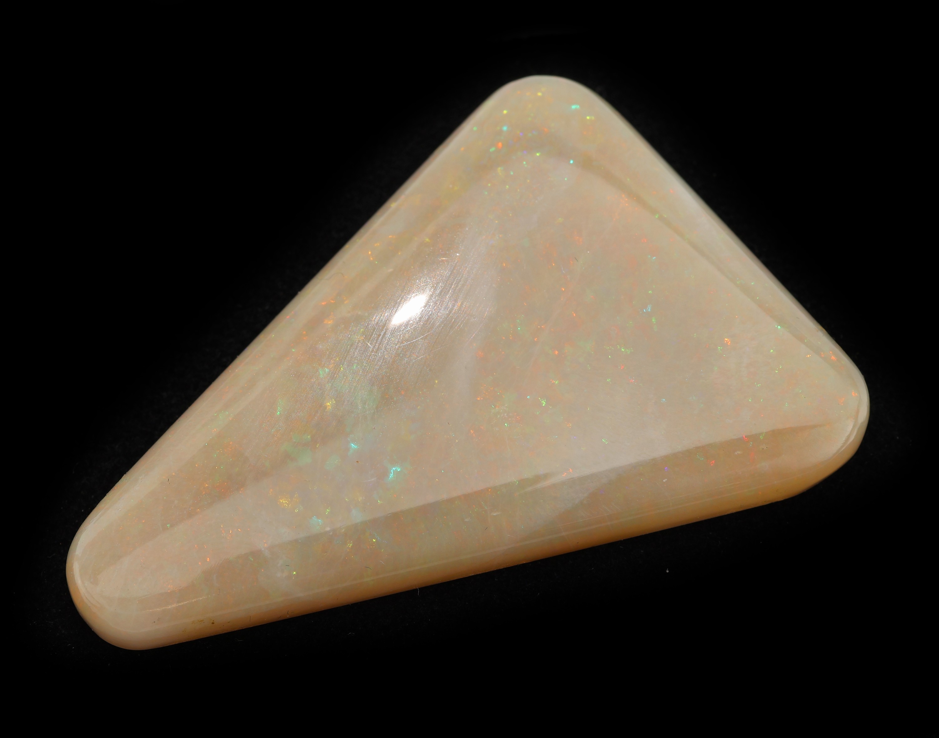 Detail a: Lose Opal-Triangel 85.70 ct, leuchtend grün und rot, ca. 6.5 x 3.5 cm