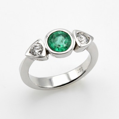 Image Ring mit Smaragd und Brillanten, WG 750/000,runder, facett. Smaragd ca. 1.17 ct, 2 ...