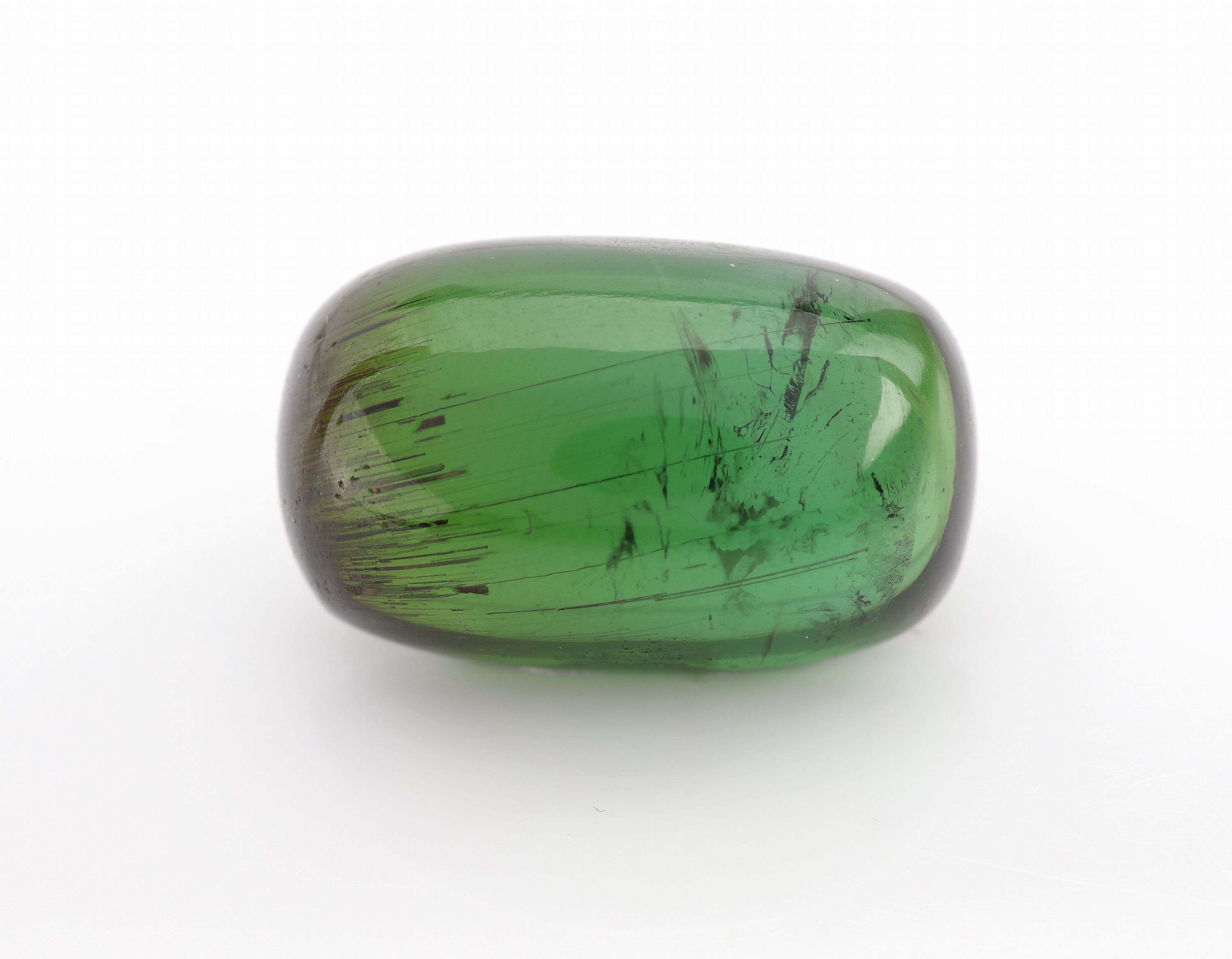 Detail b: Loser ovaler Turmalincabochon 23.05 ct, ca. 20x 13 x 9 mm
