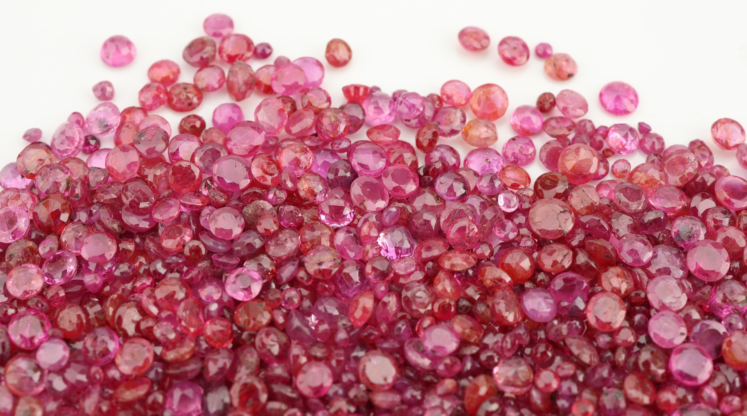 Detail a: Lot lose Rubine zus. 200 ct, rundfacett.