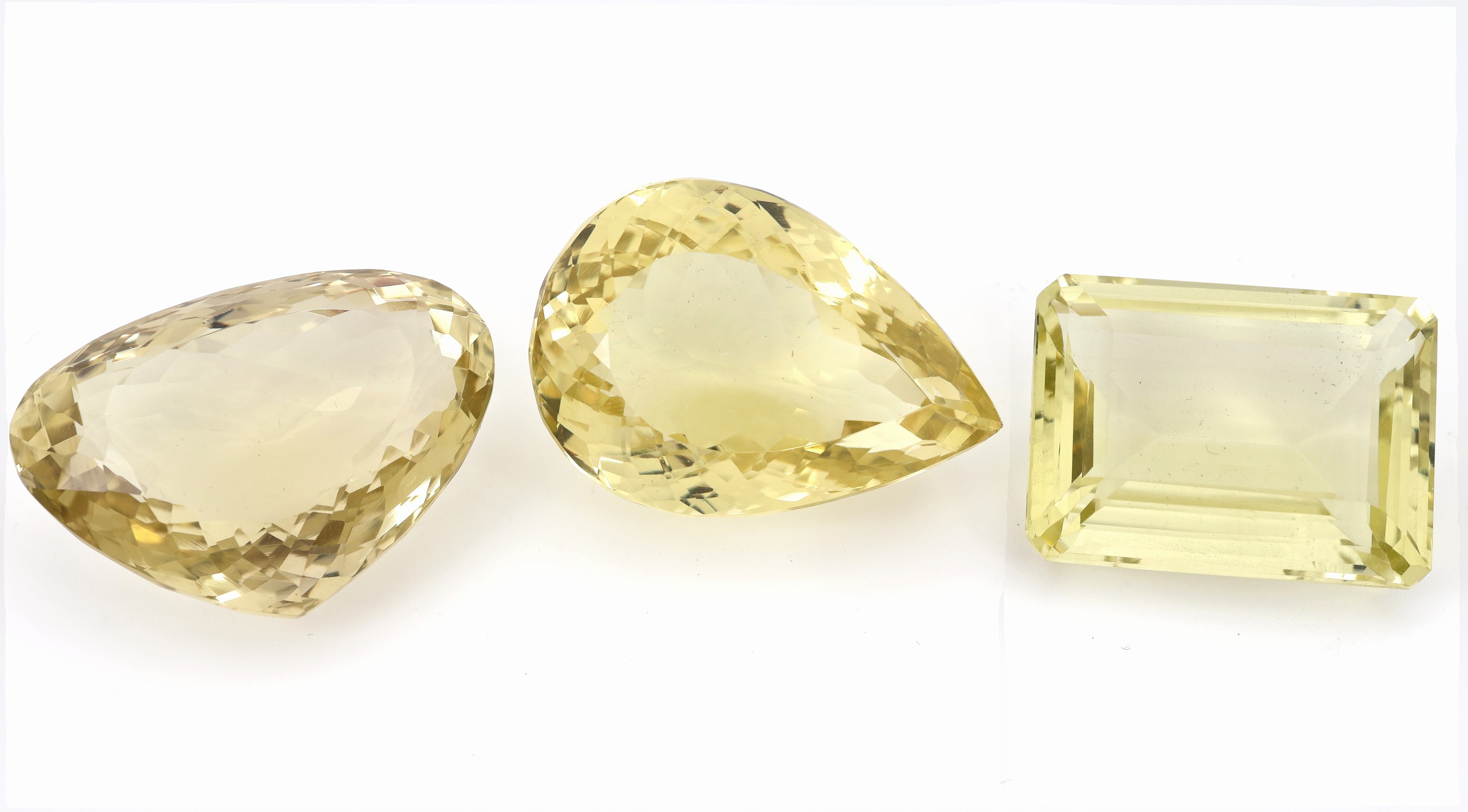 Lot 3 lose Lemoncitrine zus. 284 ct, Emerald Cut, ca. 32 x 32 x 15 mm, Tropfen, ca. 37 x 26x 20 mm und angedeutete Herzform, ca. 37 x 27 x 15 mm