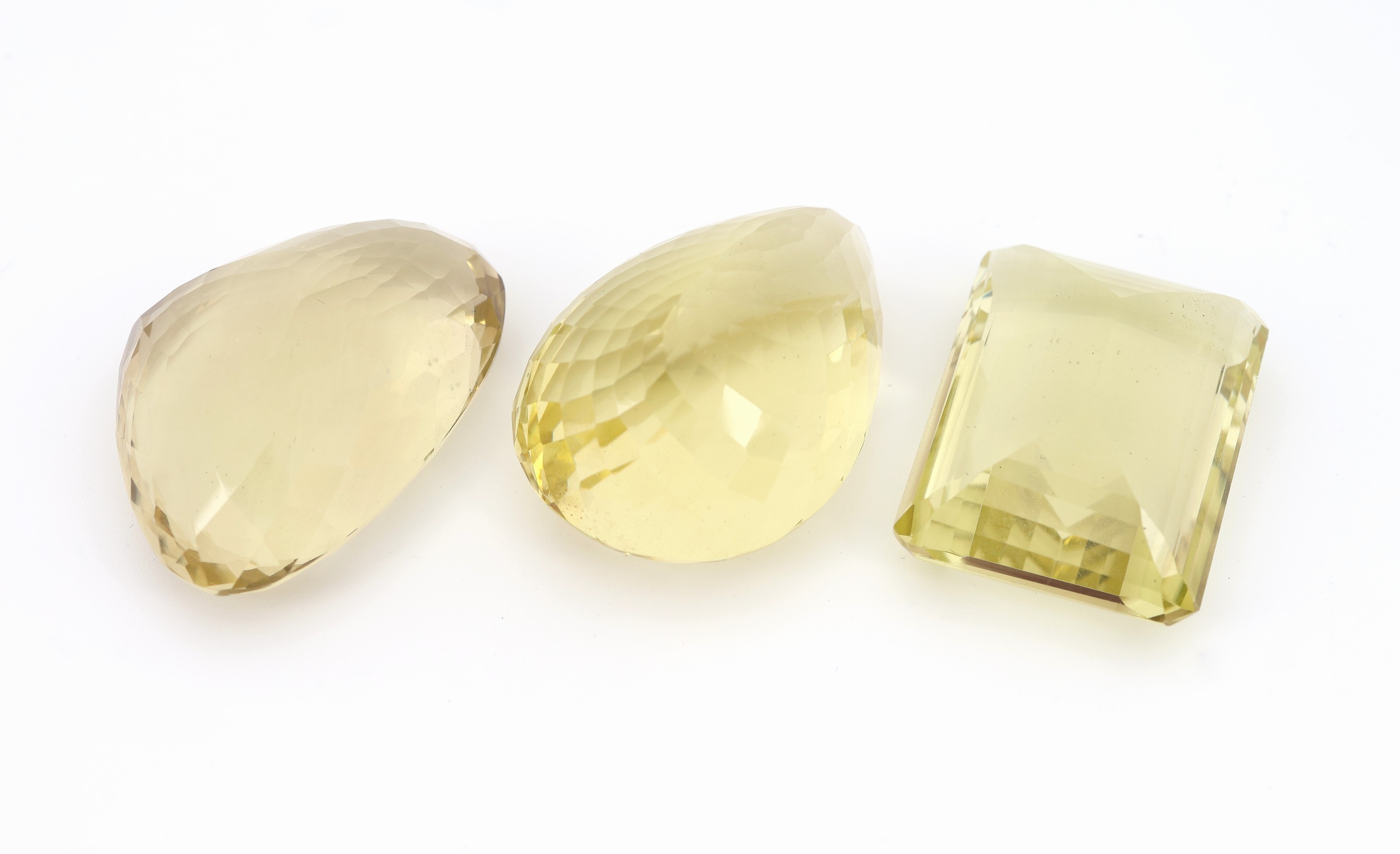 Detail a: Lot 3 lose Lemoncitrine zus. 284 ct, Emerald Cut, ca. 32 x 32 x 15 mm, Tropfen, ca. 37 x 26x 20 mm und angedeutete Herzform, ca. 37 x 27 x 15 mm