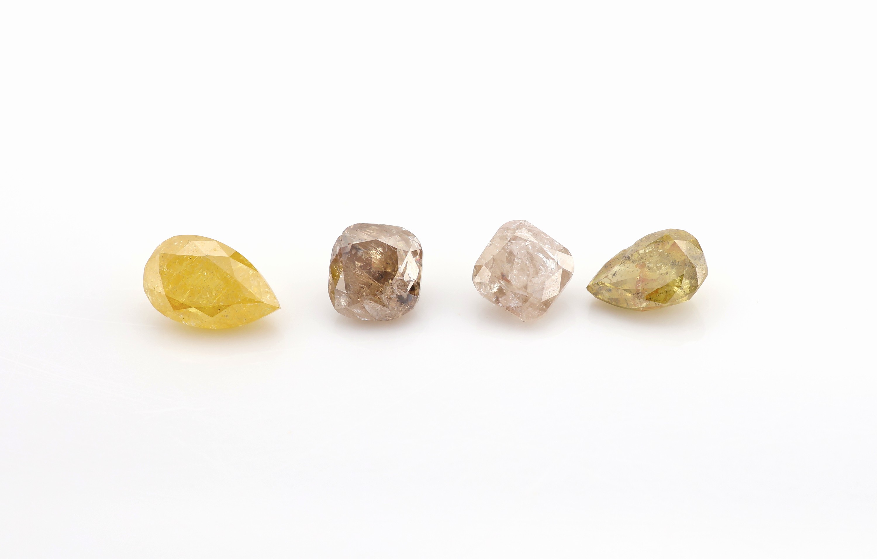 Lot 4 naturfarbene Diamanten 1.65 ct, versch. Schliffformen