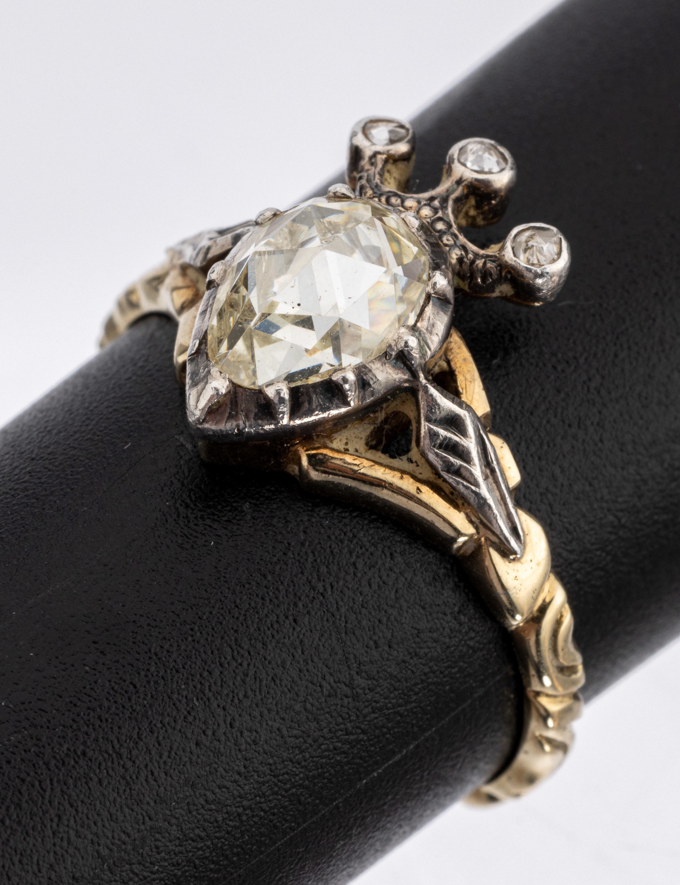 14 kt Gold Diamant-Ring, um 1770/80, GG 585/000 und Silber, Niederlande, Meistermarke GM4, 1 tropfenf. Diamantrose ca. 0.72 ct get. Weiss/p, 3 kl. ...