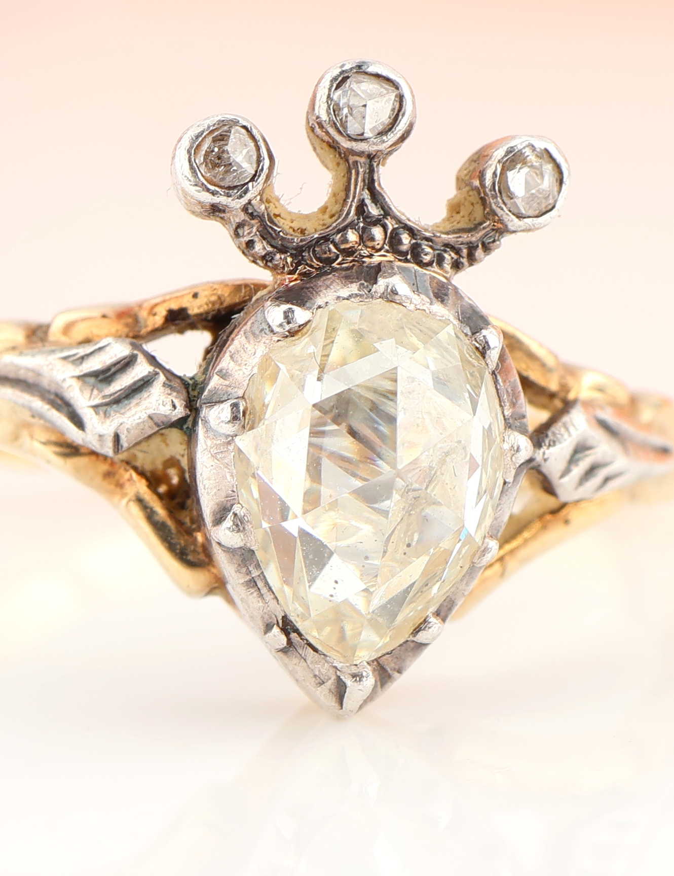 Detail d: 14 kt Gold Diamant-Ring, um 1770/80, GG 585/000 und Silber, Niederlande, Meistermarke GM4, 1 tropfenf. Diamantrose ca. 0.72 ct get. Weiss/p, 3 kl. ...