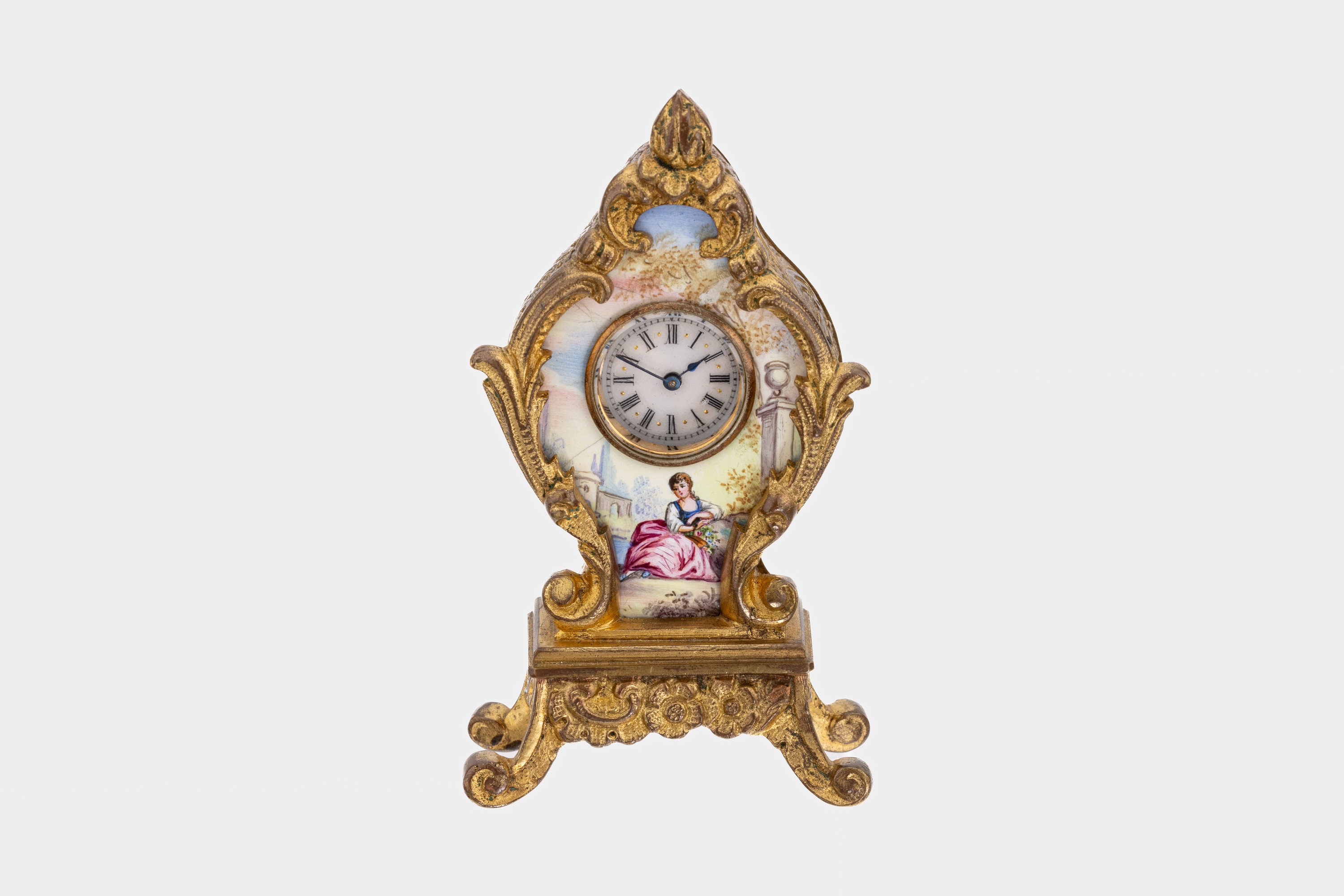 Miniaturuhr mit Email, wohl Schweiz um 1900, Gehäuse Metall verg., barocke Formsprache mit Rocaillen, part. grav., eingelegter Porzellanmalerei, ...