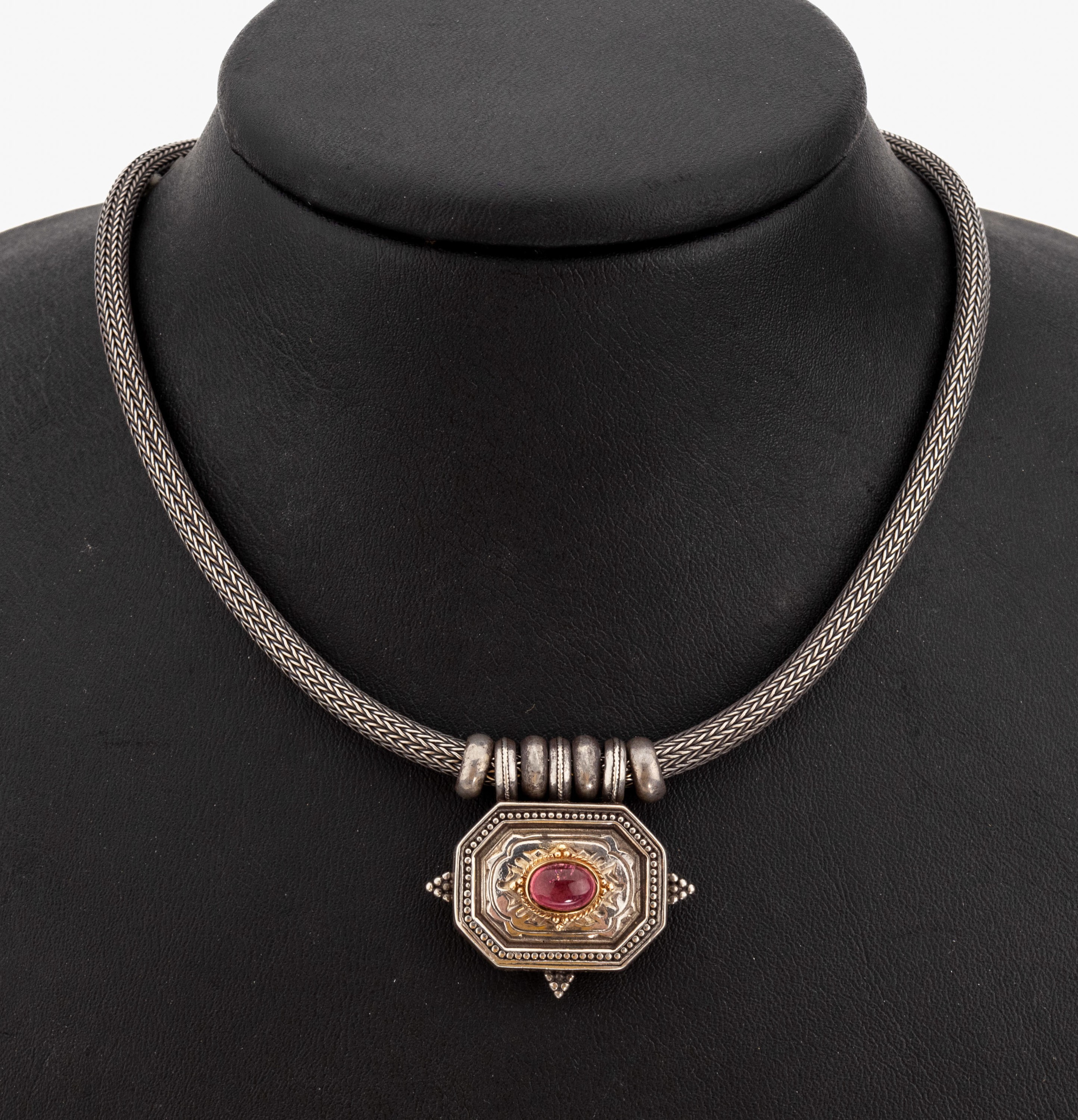 Rubellit-Collier, 925er Silber, Strickcollier, Anhänger oktogonal mit ovalem Rubellit-Cabochon ca. 0.60 ct, Steckschliesse, L. ca. 40 cm