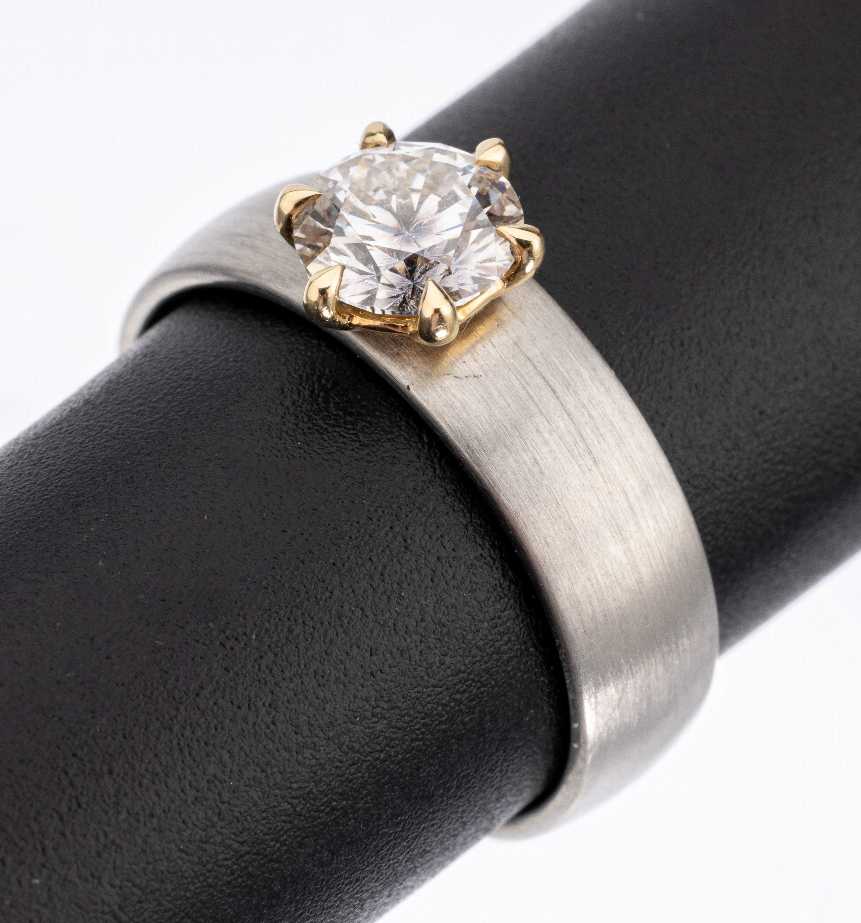 Platin Brillant-Ring, Pt 950, ein in GG gefasster Brillant ca. 1.0 ct feines Weiß/vs2,Ringschiene sat., RW 57, ca. 9.1 g