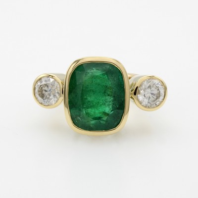 26811844a - Ring mit Smaragd und Brillanten, GG 750/000, Smaragd in glatter Fassung ca. 11.02 ct, 2 ...