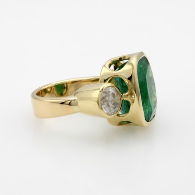 26811844b - Ring mit Smaragd und Brillanten, GG 750/000, Smaragd in glatter Fassung ca. 11.02 ct, 2 ...