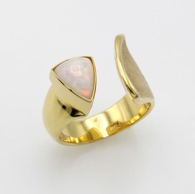 Image Ring mit Opal, GG 750/000, z.T. matt., offengearb., Opaldreieck ca. 1.46 ct, RW ca. 57 ...