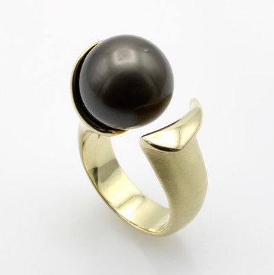 26811882a - Ring mit Tahitiperle, GG 585/000, mattierte Ringschiene, offen und geschwungen gearb., ...