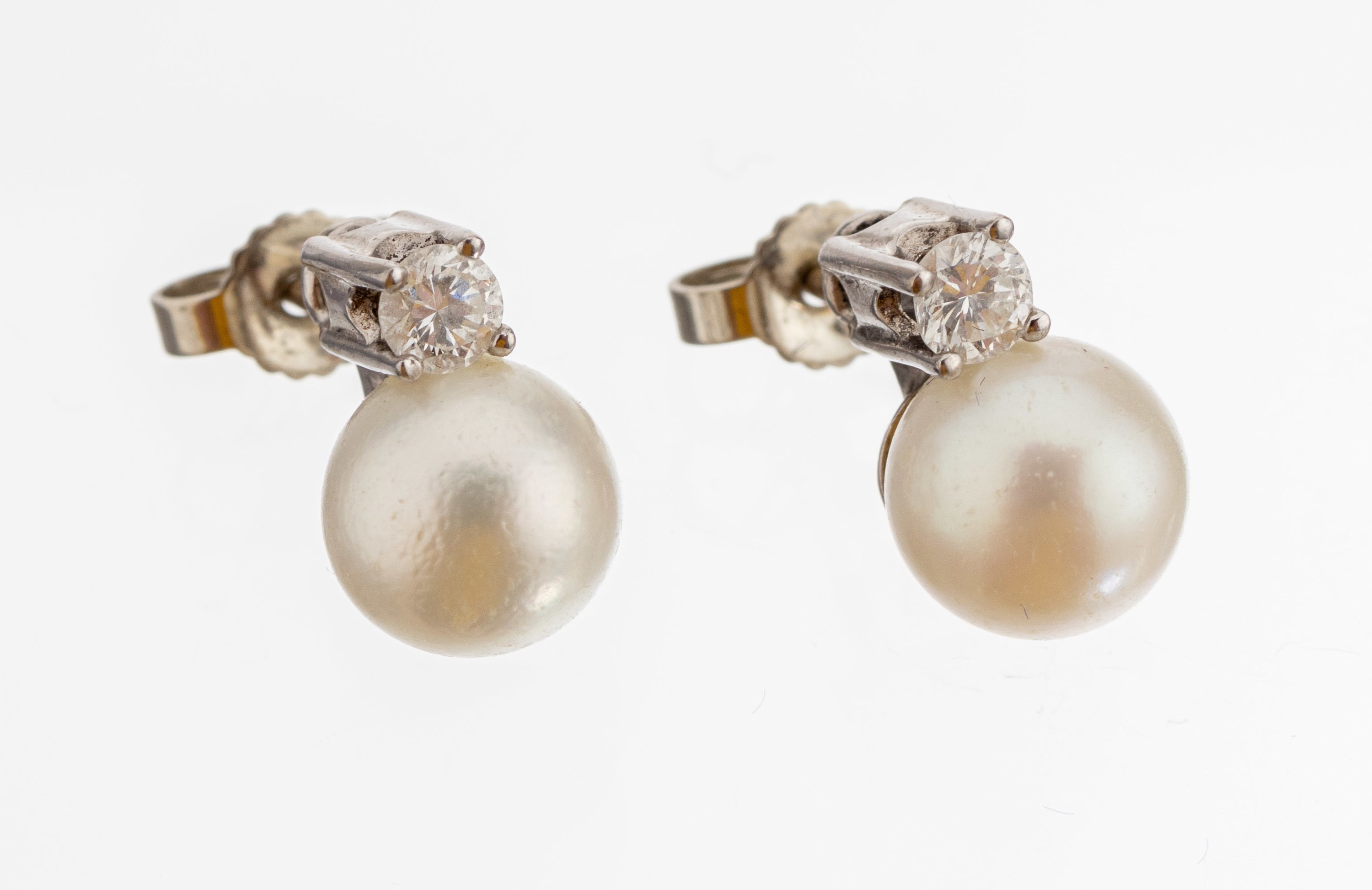 Paar 14 kt Gold Brillant-Perl-Ohrstecker, WG 585/000, 2 Brillanten zus. ca. 0.22 ct Weiss/si, 2 Akoyazuchtperlen, D. ca. 7.3 mm, ca. 2.9 g