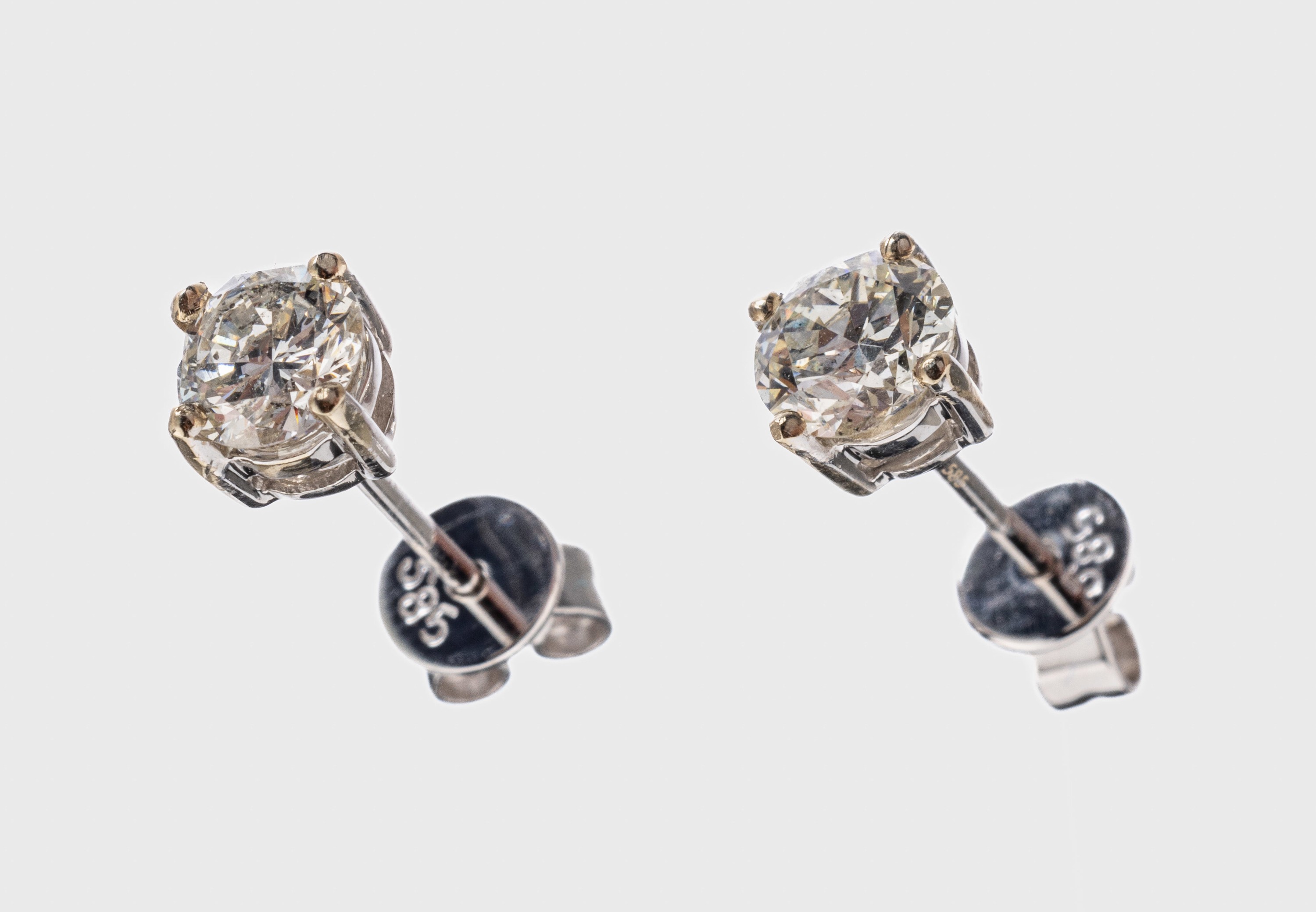 Paar 14 kt Gold Brillant-Ohrstecker, WG 585/000, 2 Brillanten zus. ca. 0.73 ct Weiß-l.get.Weiß/si-p1