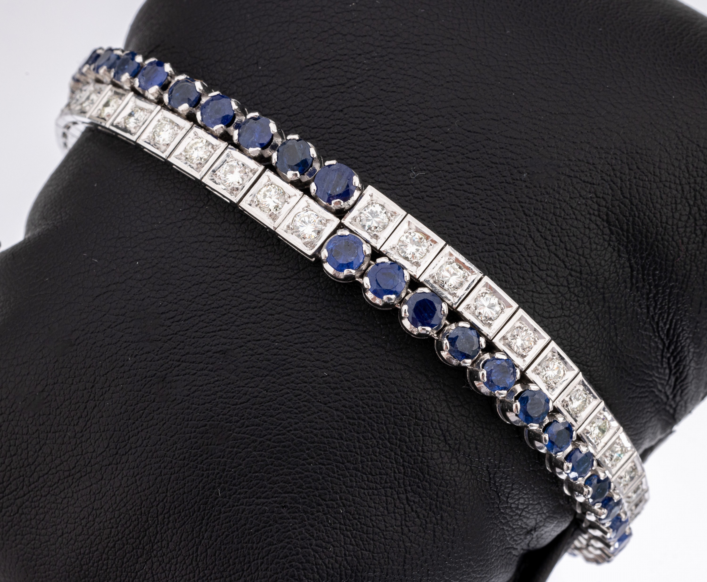 18 kt Gold Saphir-Brillant-Armband, WG 750/000, 42 rundfacett. Saphire im Verlauf zus. ca. 6.50 ct, z.T mit Kerben, 42 Brillanten zus. ca. 3.0 ct ...