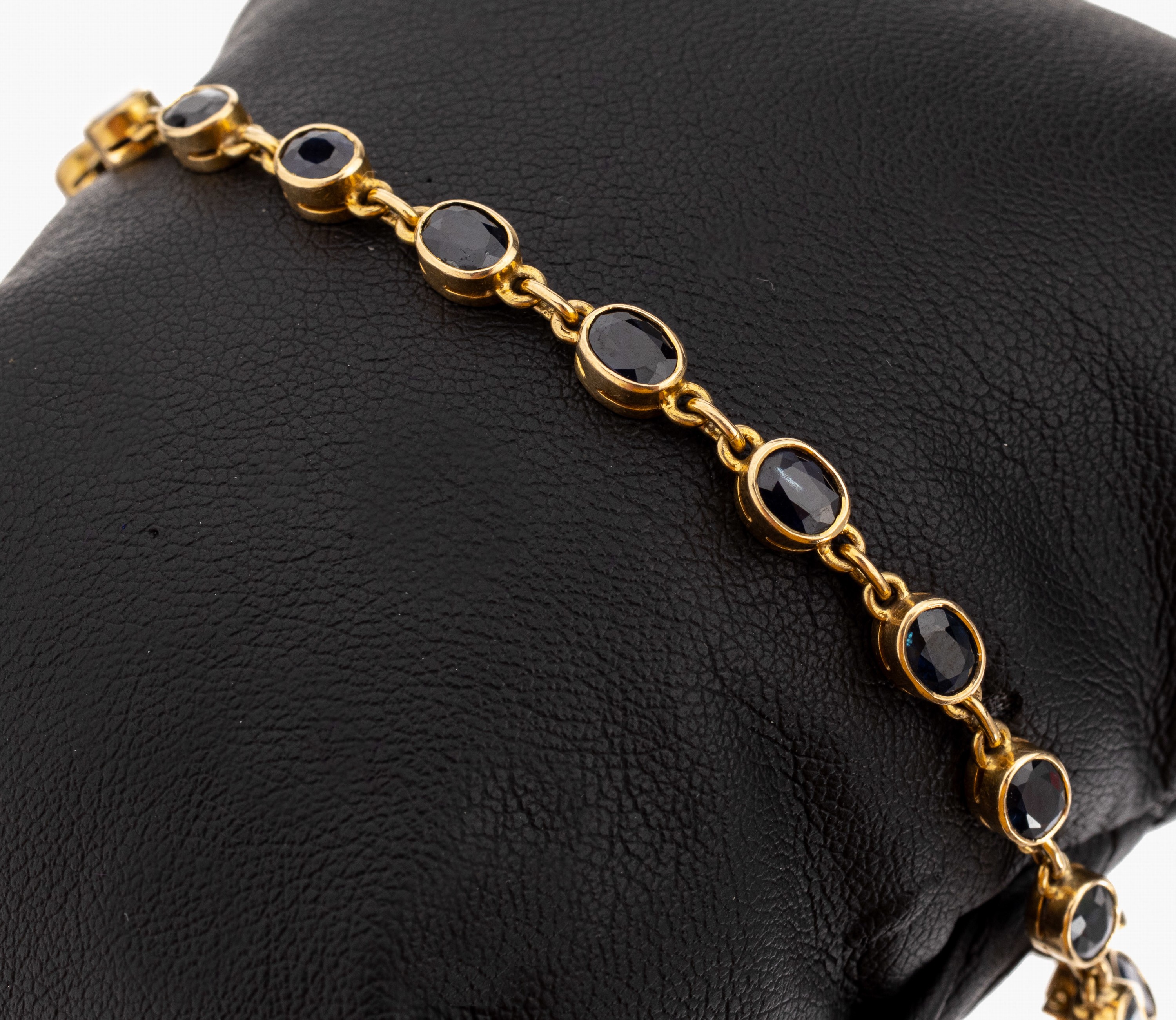 14 kt Gold Saphir-Armband, GG 585/000, 15 einzeln gefasste ovalfacett. Saphire zus. ca. 8.50 ct, L. ca. 19 cm, Kastenschloss mit Sicherheitsacht, ...