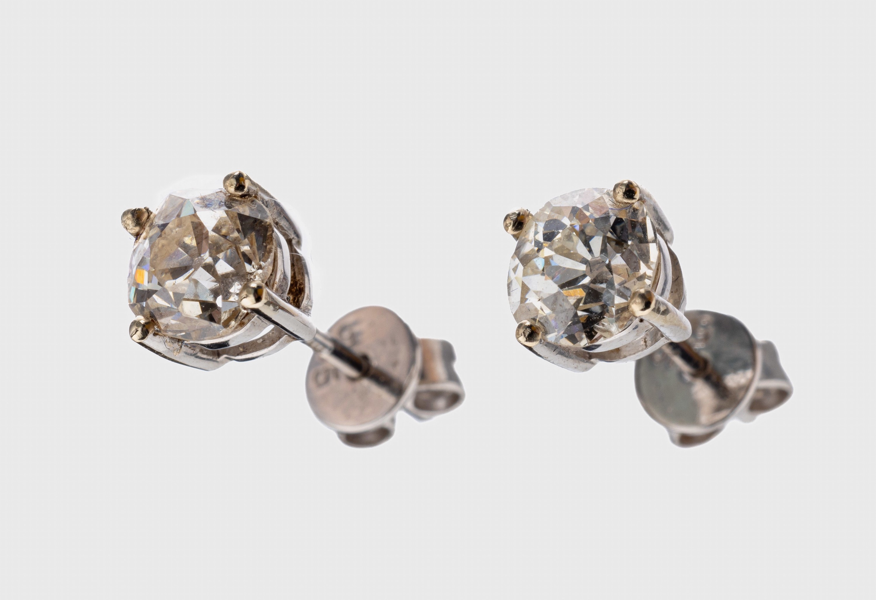 Paar 14 kt Gold Diamant-Ohrstecker, WG 585/000, 2 Altschliff-Diamanten zus. ca. 1.29 ct Weiß/si