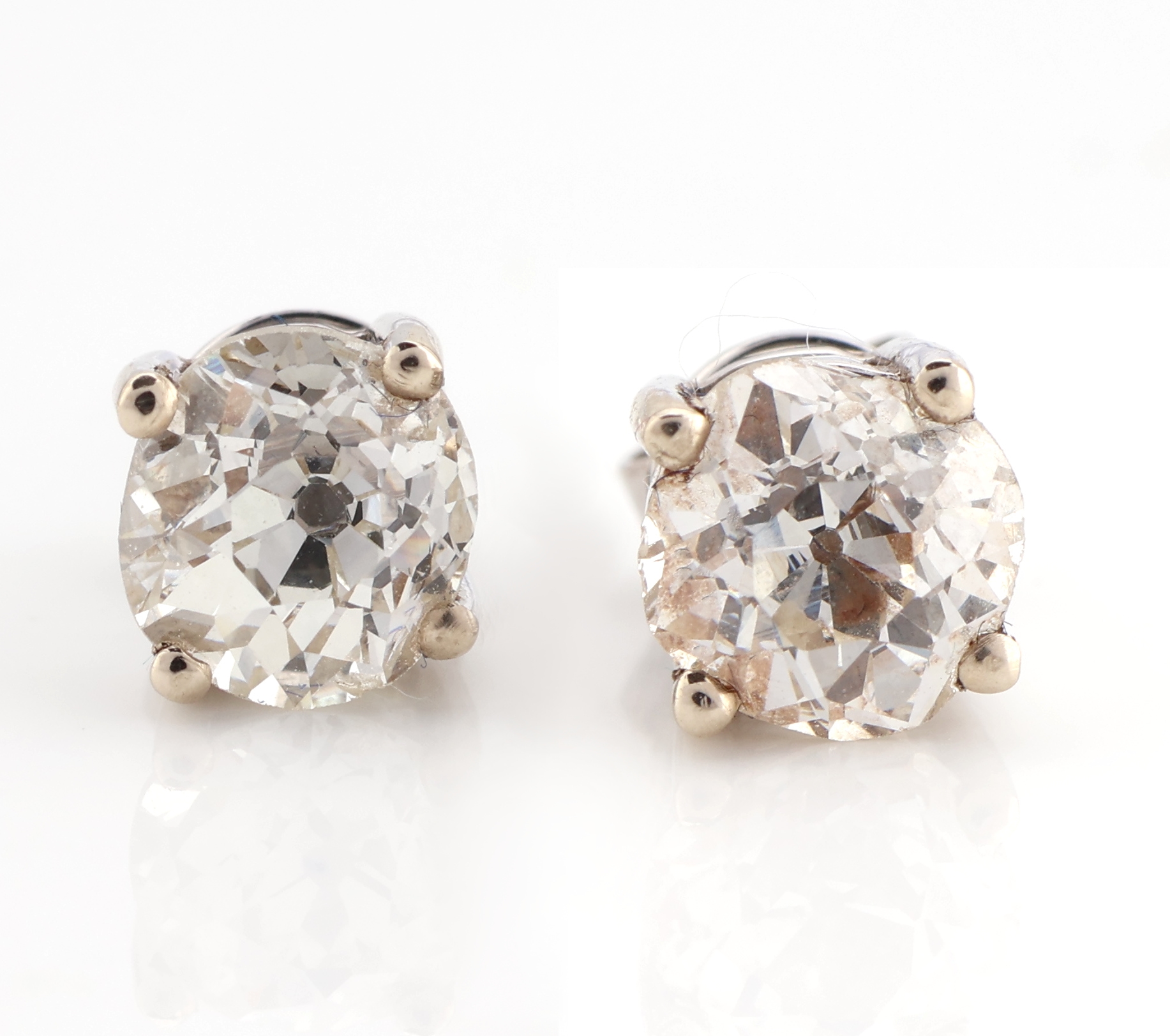 Detail b: Paar 14 kt Gold Diamant-Ohrstecker, WG 585/000, 2 Altschliff-Diamanten zus. ca. 1.29 ct Weiß/si