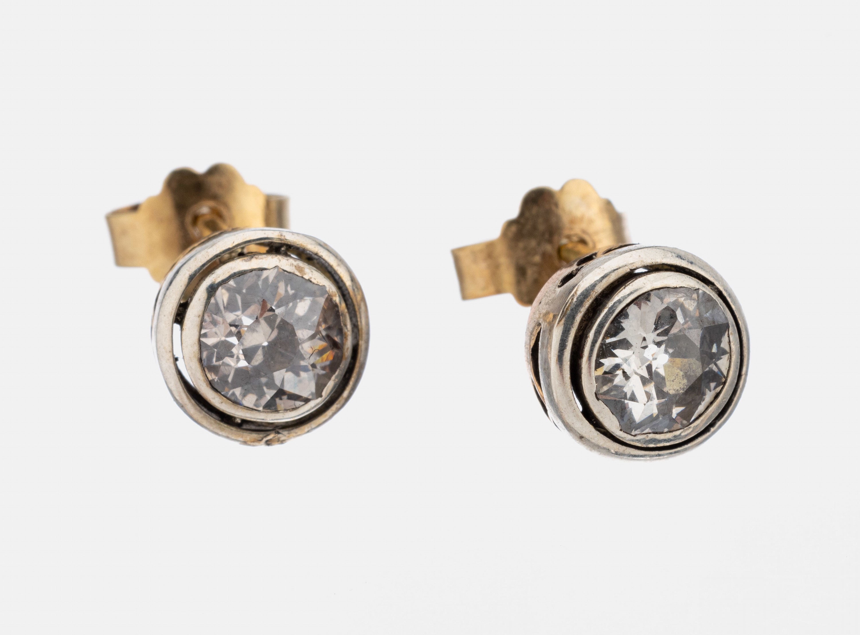 Paar 14 kt Gold Diamant-Ohrstecker, GG/WG 585/000, 2 Altschliff-Diamanten zus. ca. 1.00 ct Weiß-l.get.Weiß/si-p1