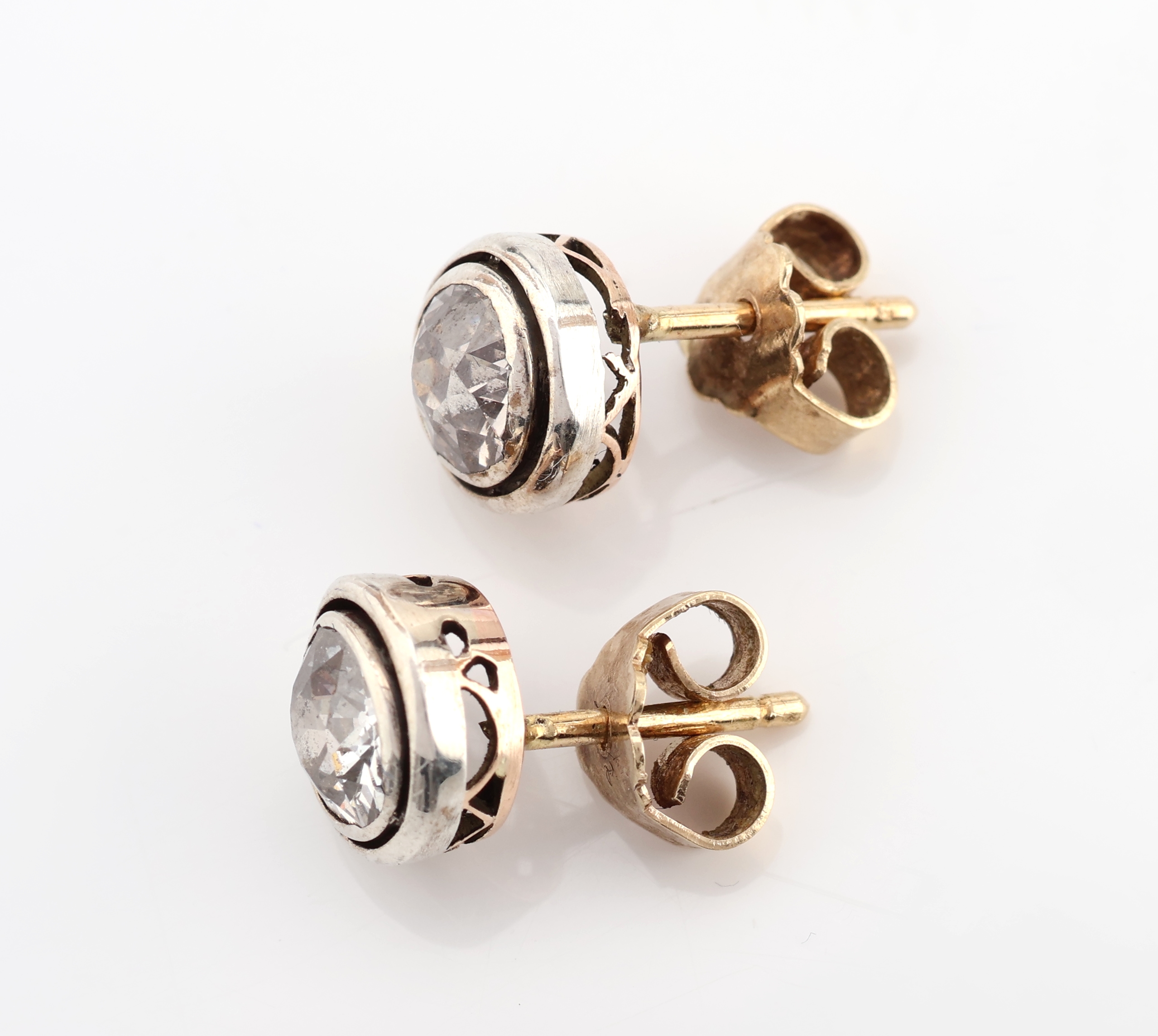 Detail a: Paar 14 kt Gold Diamant-Ohrstecker, GG/WG 585/000, 2 Altschliff-Diamanten zus. ca. 1.00 ct Weiß-l.get.Weiß/si-p1