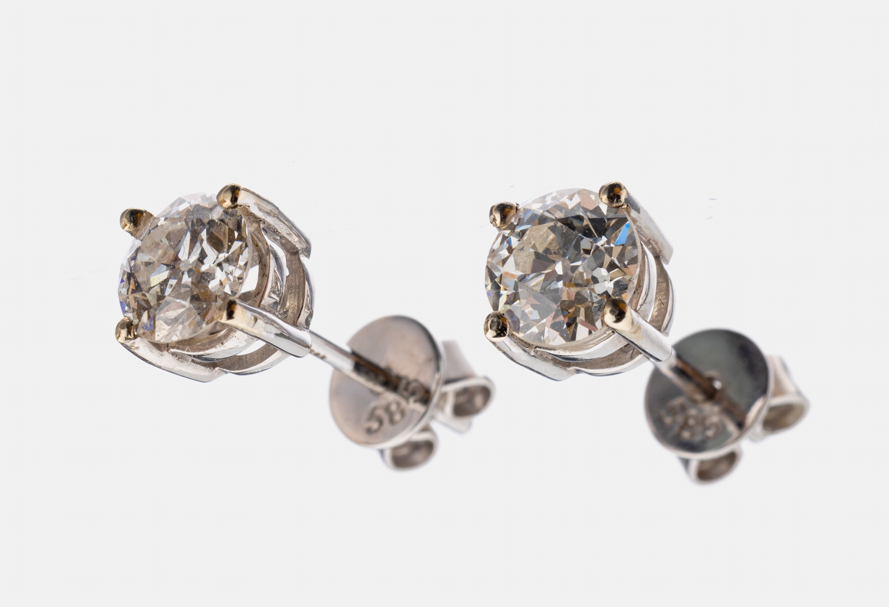 Paar 14 kt Gold Diamant-Ohrstecker, WG 585/000, 2 Altschliff-Diamanten zus. ca. 1.00 ct Weiß/si