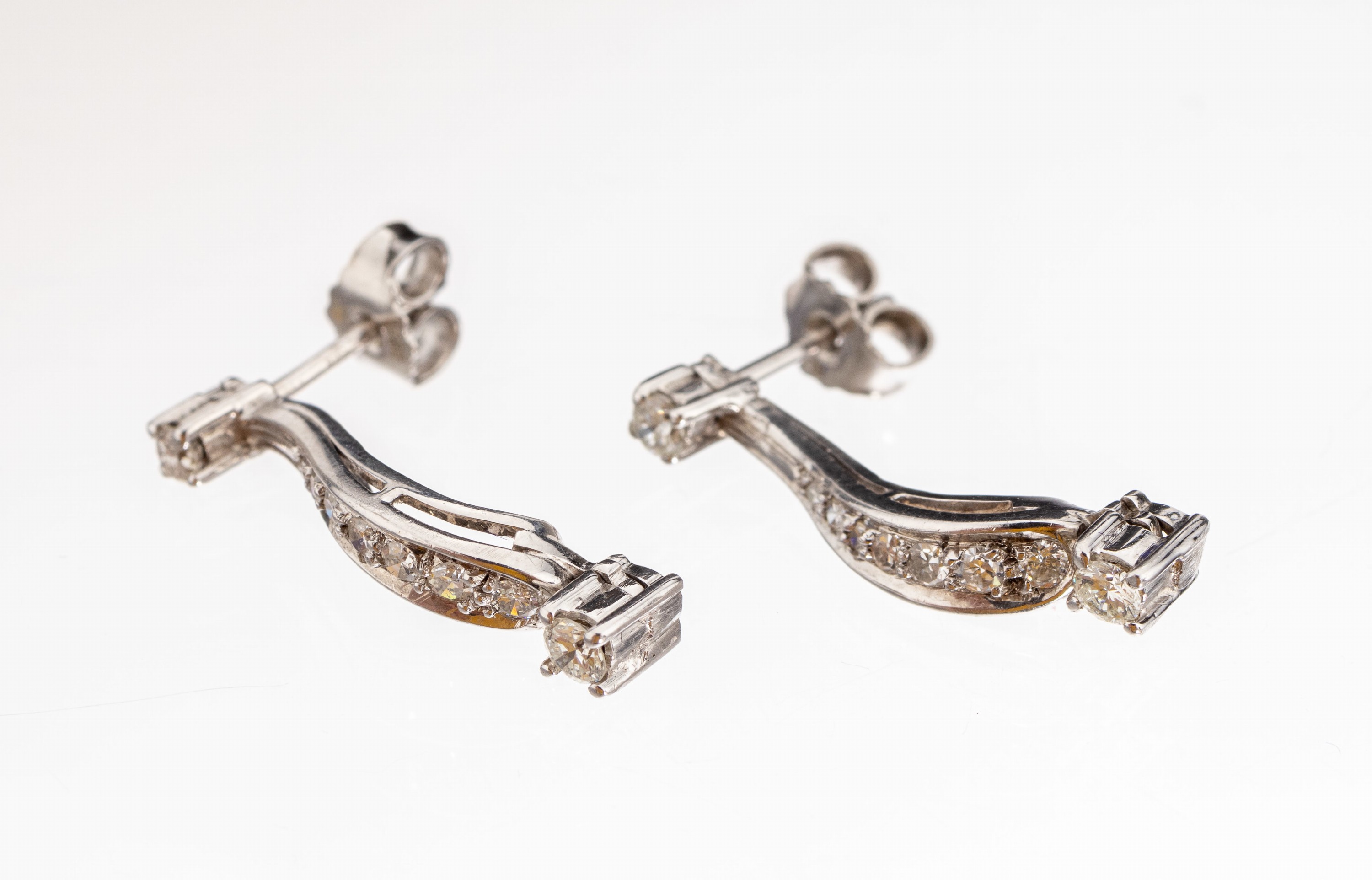 Paar 14 kt Gold Diamant-Ohrstecker, WG 585/000, länglich geschwungen, 4 Brillanten und 12 8/8-Diamanten zus. ca. 0.50 ct Weiß/si,ca. 3.9 g