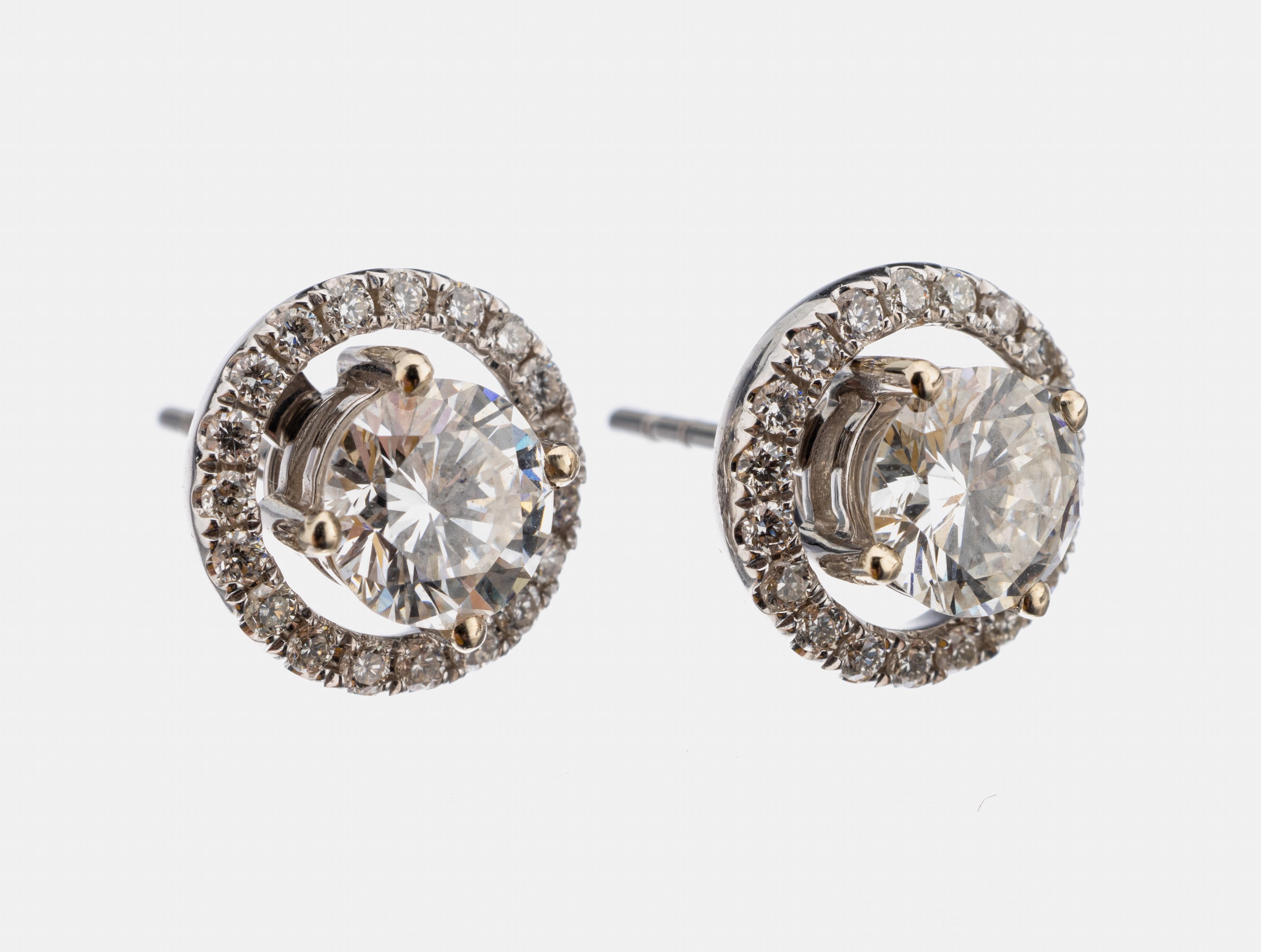 Paar 14 kt Gold Brillant-Ohrstecker, WG 585/000, 2 Brillanten zus. ca. 1.30 ct Weiß/ vs-si, umgeben von abnehmbarem Brillantkranz zus. ca. 0.30 ct ...