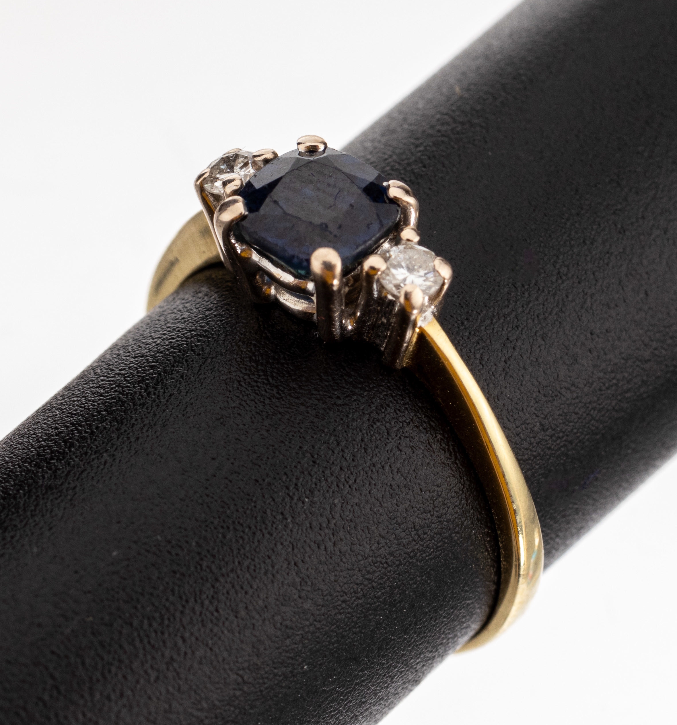 14 kt Gold Saphir-Brillant-Ring, GG/WG 585/000, Ringkopf WG, ovalfacett. Saphir ca. 0.80 ct, 2 Brillanten zus. ca. 0,10 ct Weiß/si-p, RW 55, ca. ...