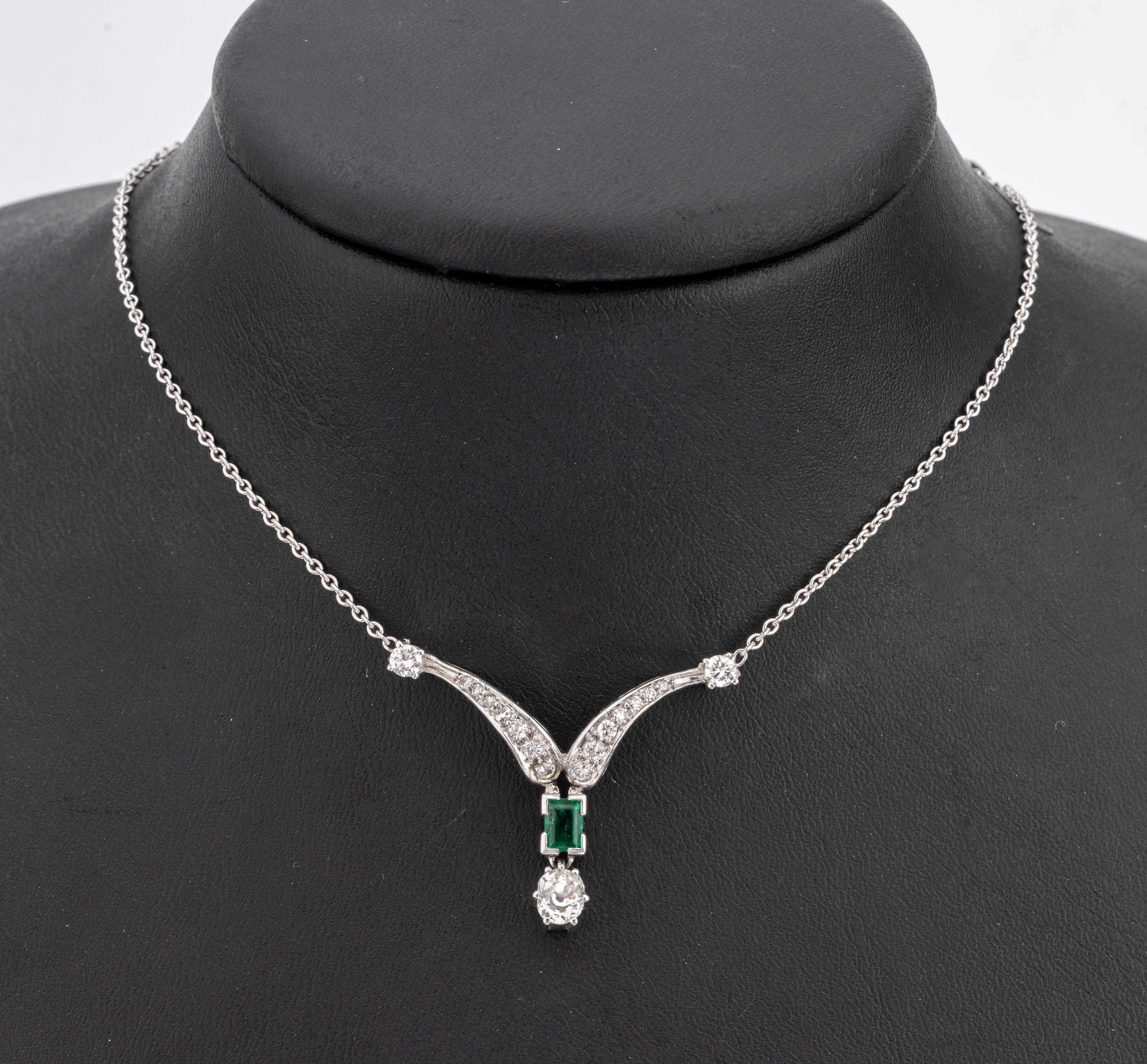 14 kt Gold Diamant-Smaragd-Collier, WG 585/000, geschwungenes Mittelteil, 1 bewegl. abgehängter Altschliffdiamant ca. 0.60 ct l.get.Weiß/si, 16 ...
